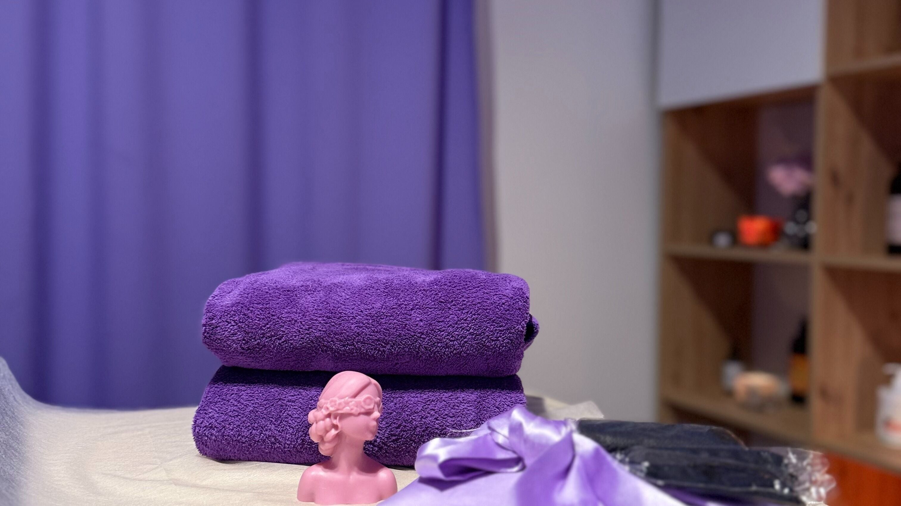 Фиолетовые полотенца и декор в Savor Studio Massage, Варшава, Польша, PL. Уют и стиль.