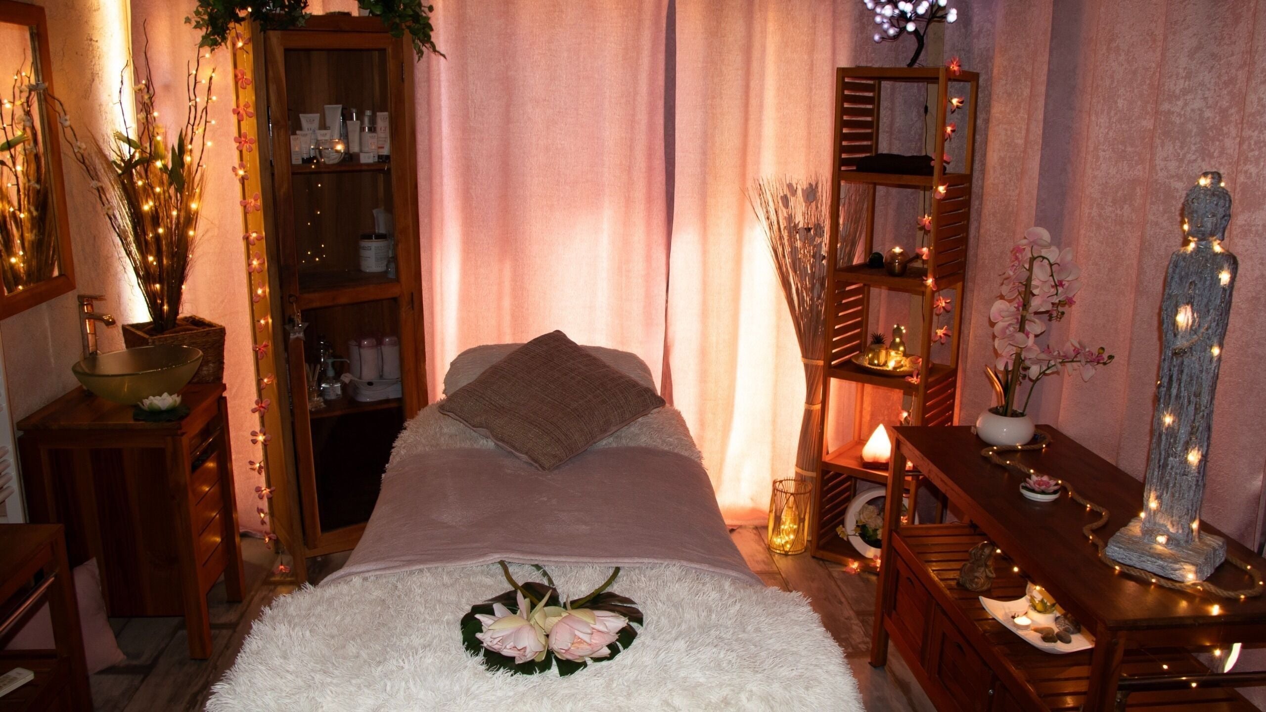 Espace spa zen chez Entre Hyères et Deux Mains, Hyères, Provence-alpes-côte D'azur, FR, avec table de massage.
