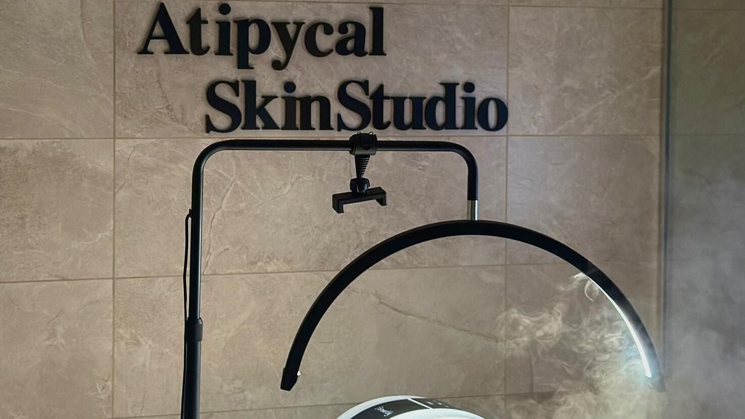 Sala de tratamiento con luz en Atypical Skin Studio, Madrid, Comunidad De Madrid, ES.