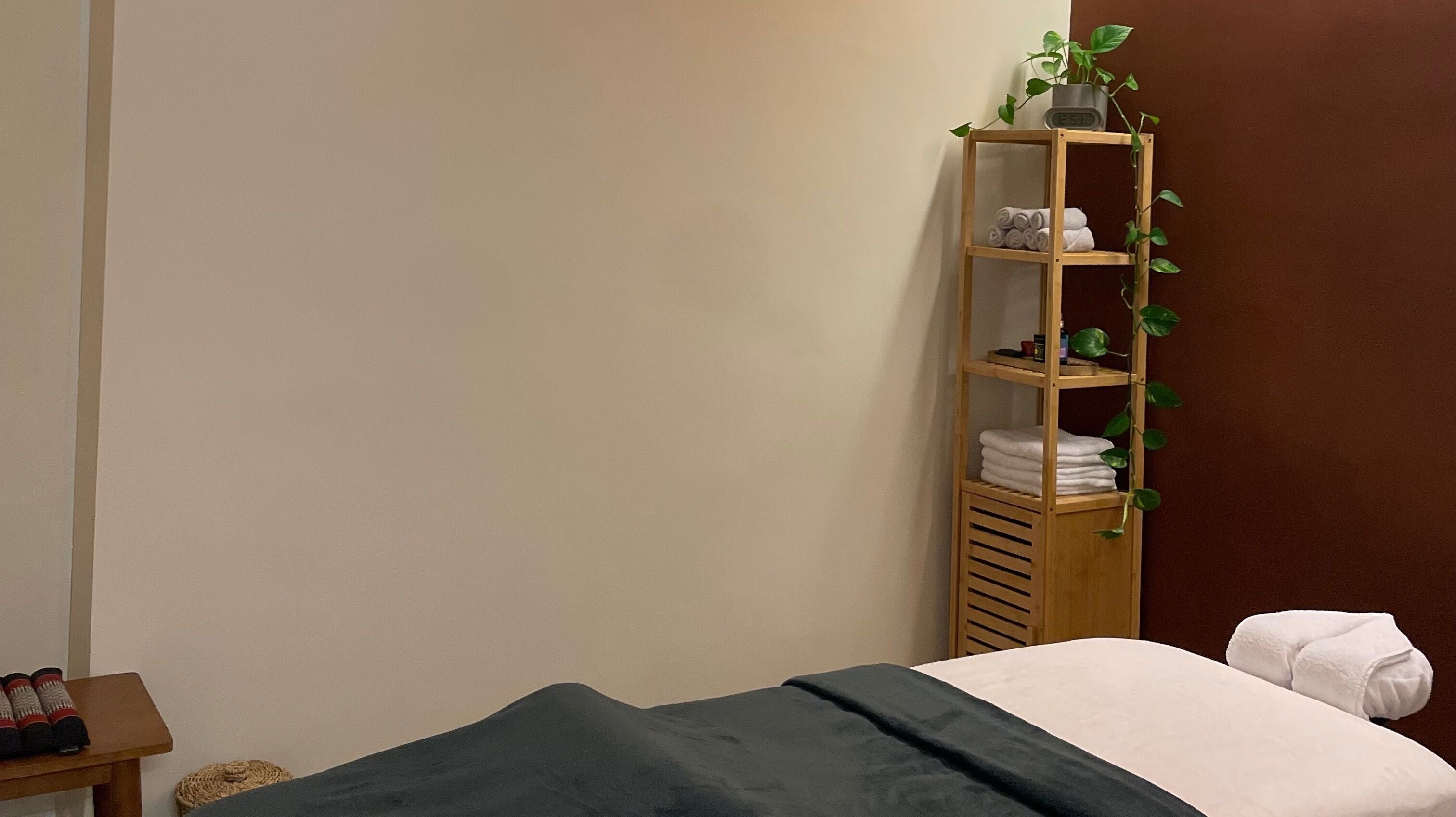 Relaxing massage room at Sureechai Massages in Hove, Vlaanderen, BE with cozy bedding and calming decor.