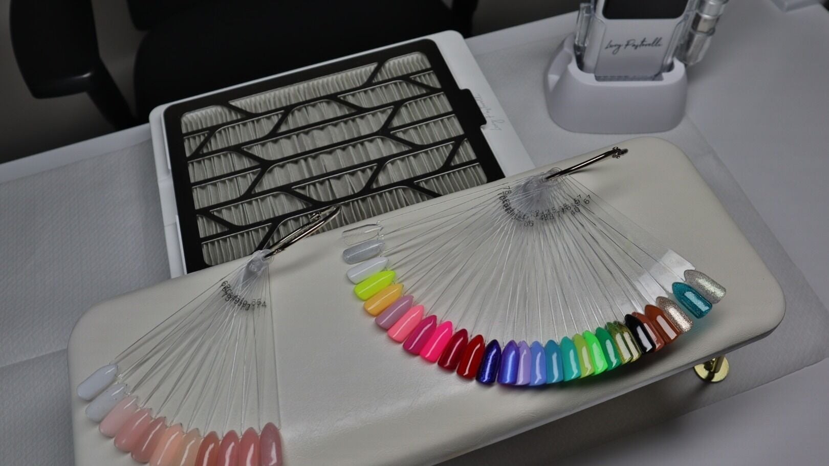 Kleurenpalet van nagellak bij Safferonails, Den Haag, Zuid-Holland, NL, biedt een breed scala aan tinten.