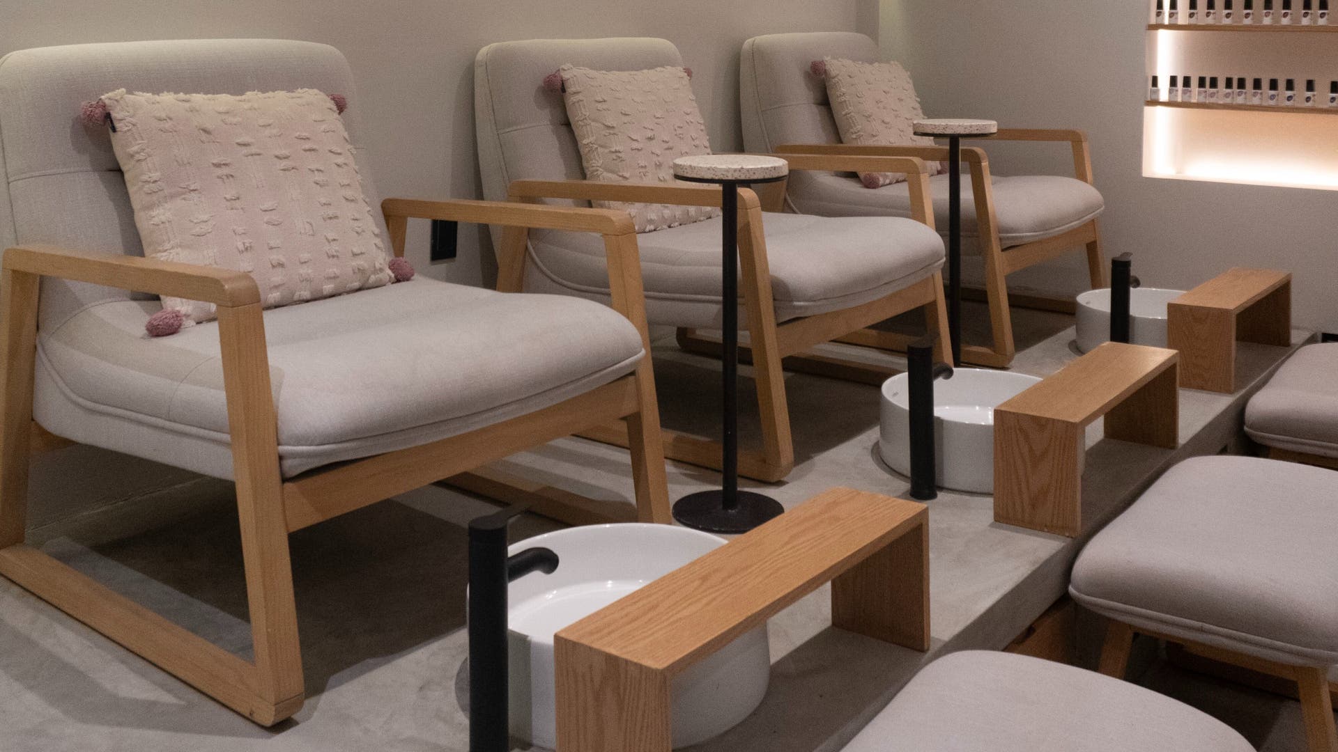 Espacio moderno para manicura en Rush Nail Bar Polanco, Ciudad De México, MX con sillas cómodas y lavabos.