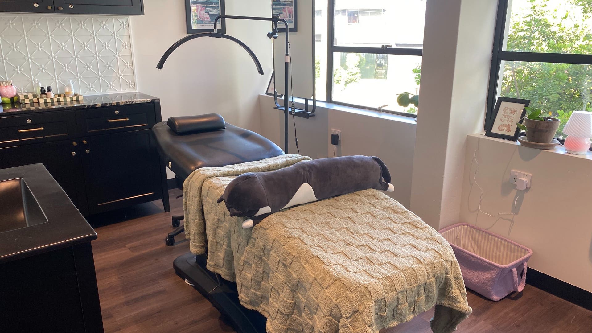 Relaxation area at Studio D.E.W, West End, Queensland, AU with a plush bed and natural light.