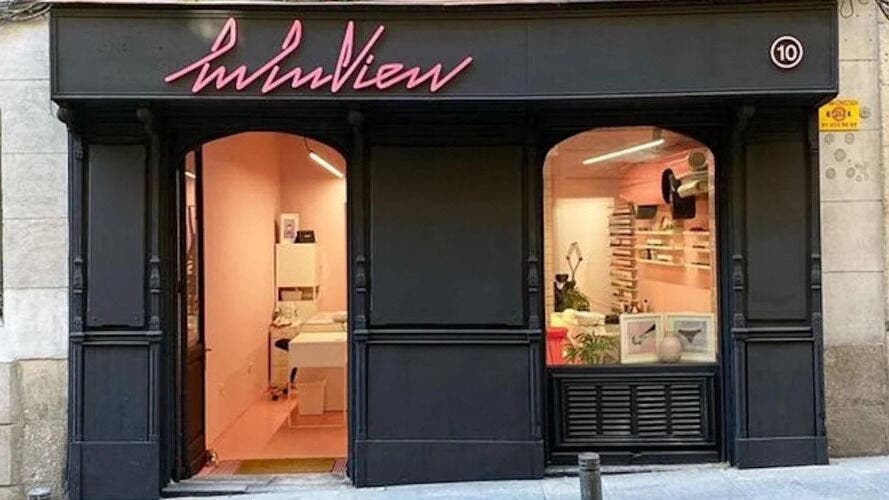 Fachada de Luluview Nails & Beauty en Madrid, Comunidad de Madrid, ES, destacando su entrada elegante.