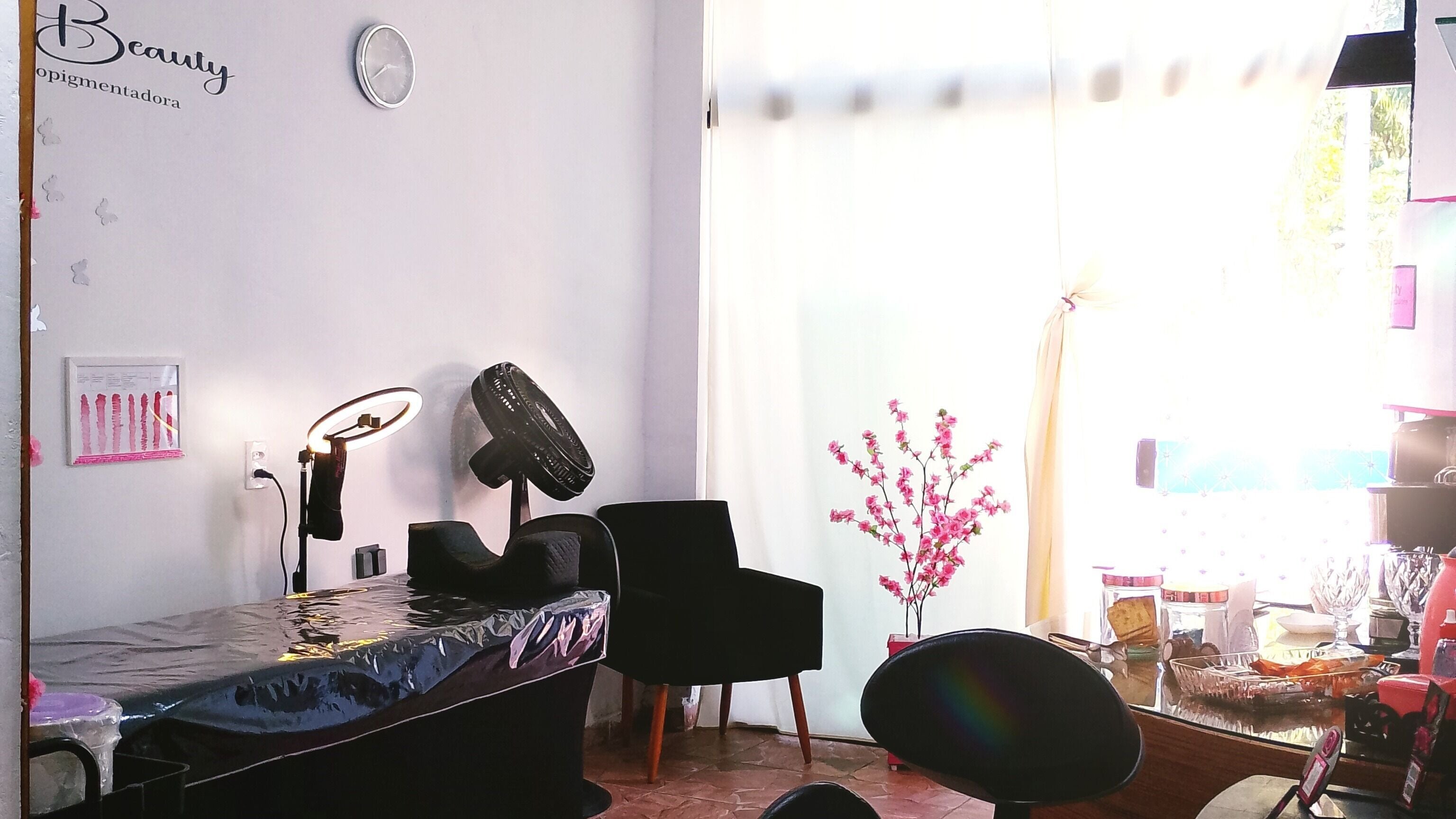 Interior acolhedor do Maiza Beauty - São Caetano do Sul, São Paulo, BR, com decoração elegante e iluminação suave.