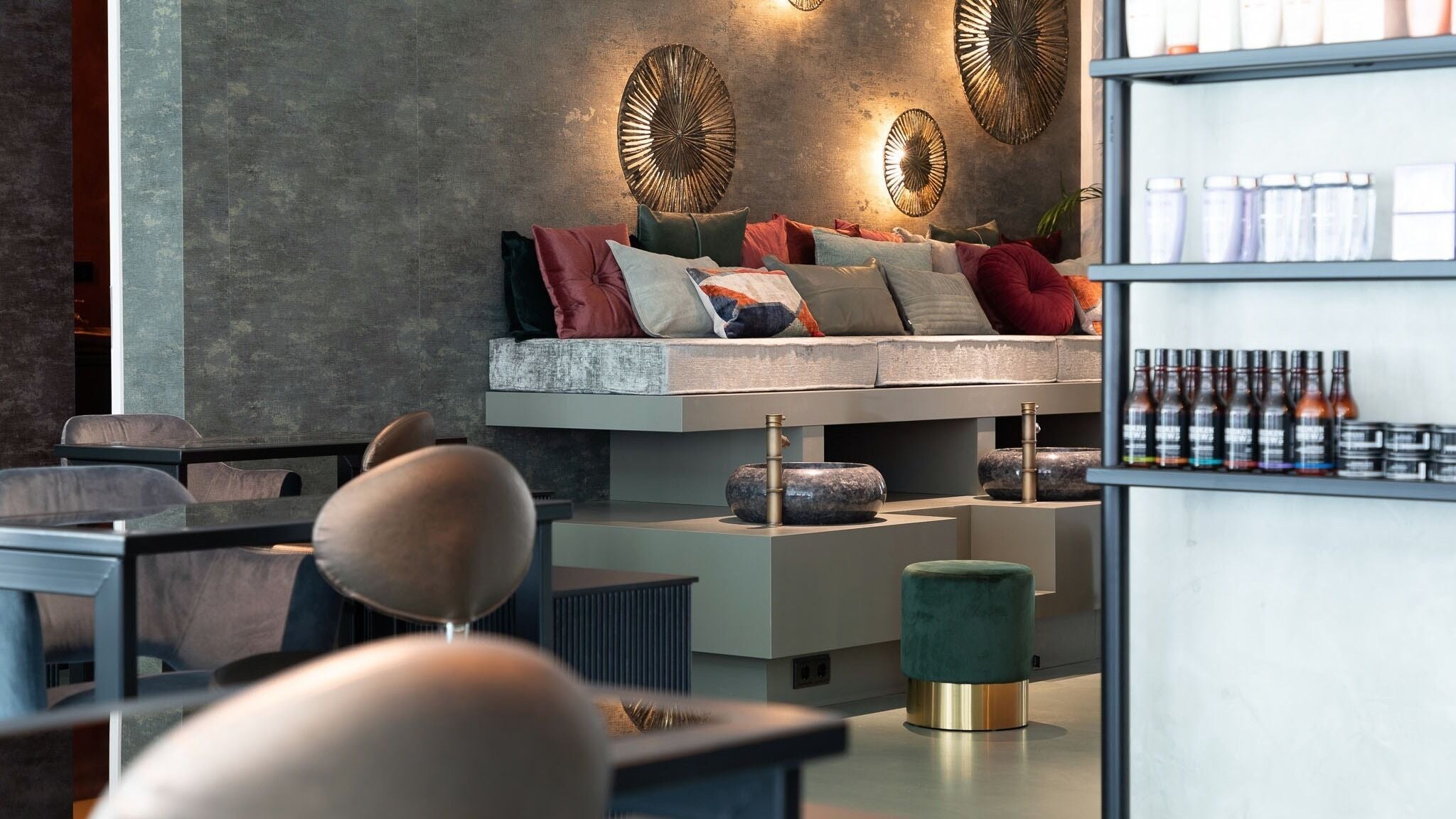 Moderne loungehoek bij IT'S A BEAUTY AFFAIR in Amsterdam, Noord-Holland, NL, met stijlvolle decoraties.