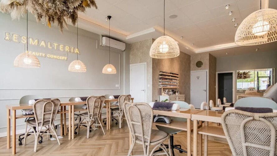 Interior moderno de La Esmaltería Majadahonda, Majadahonda, Comunidad De Madrid, ES, decorado con elegancia.