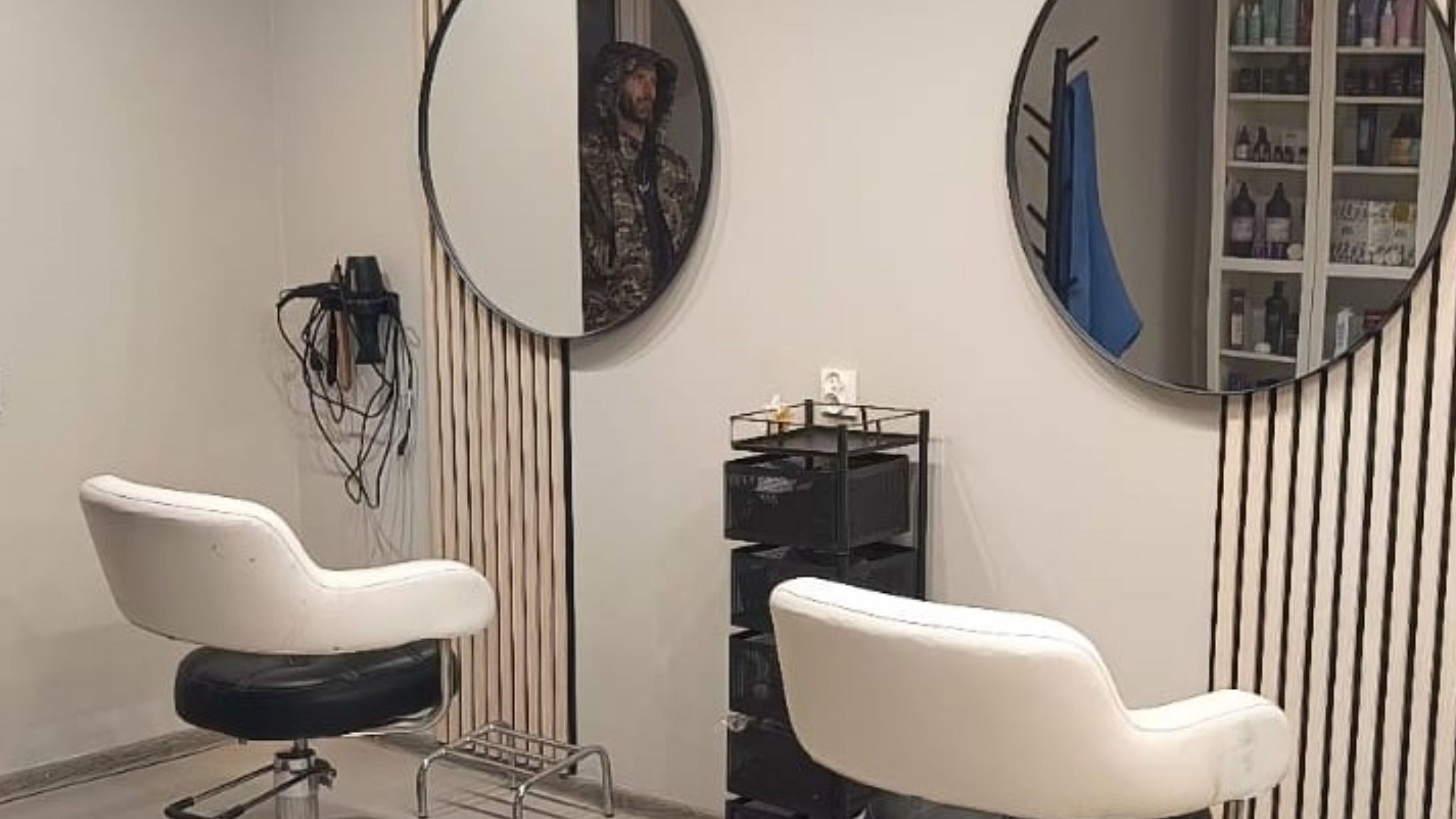 Nowoczesne wnętrze AB Hair Style, Warta Bolesławiecka, Województwo Dolnośląskie, PL z lustrami i fotelem.