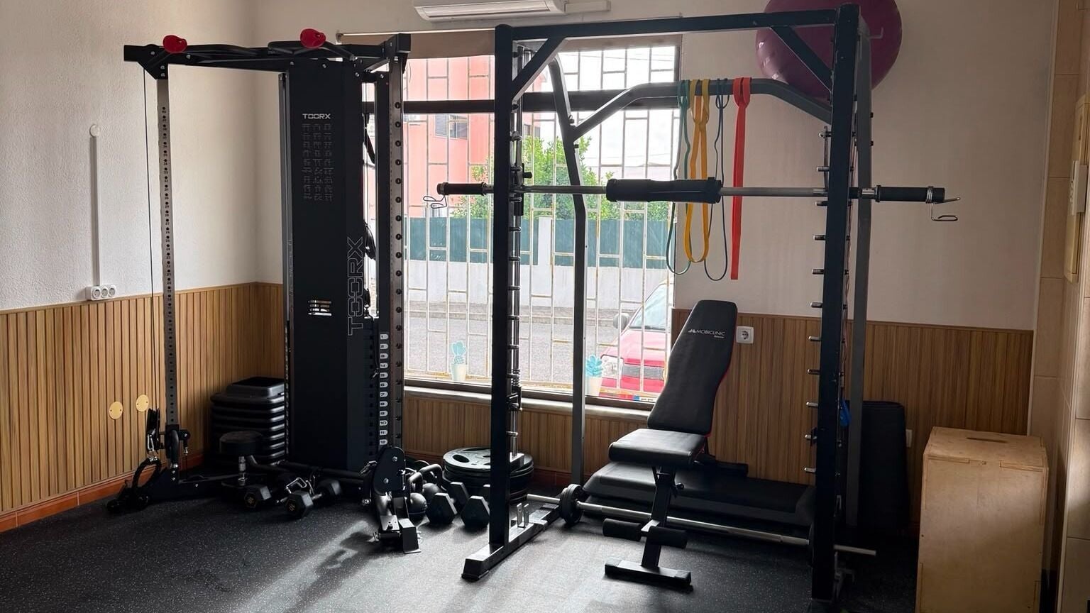 Modern gym setup at Studio Life | Fernão Ferro with workout equipment. Located in Fernão Ferro, Setúbal, PT.