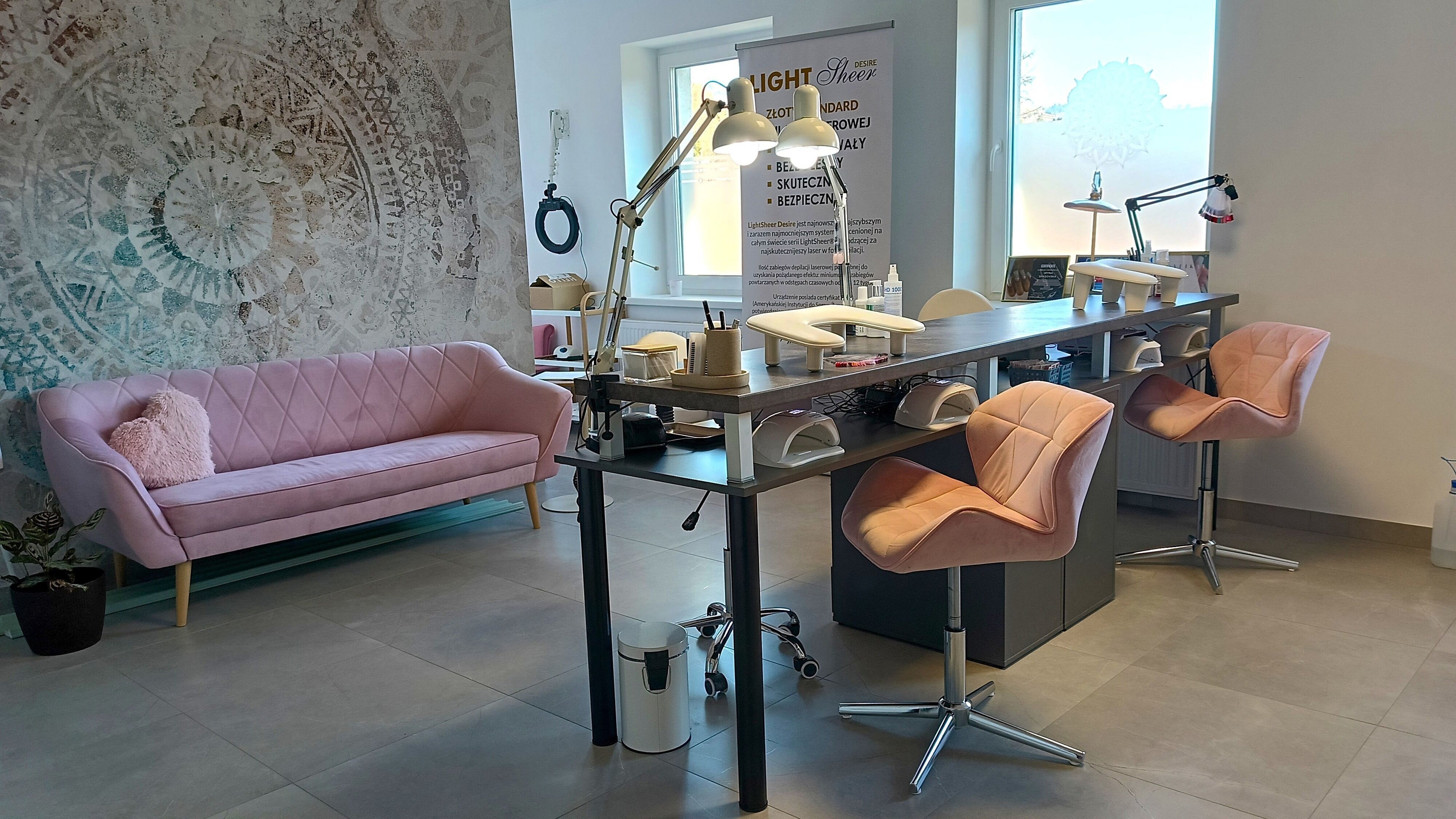 Stylowy salon manicure Frezja Studio Manicure w Wisła, Województwo Śląskie, PL, z nowoczesnym wystrojem.