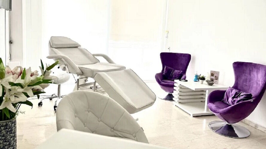 Κομψό lounge στο Argi Lashes Καλλιθέα, Καλλιθέα, GR με πολυτελείς καρέκλες και μοντέρνα διακόσμηση.