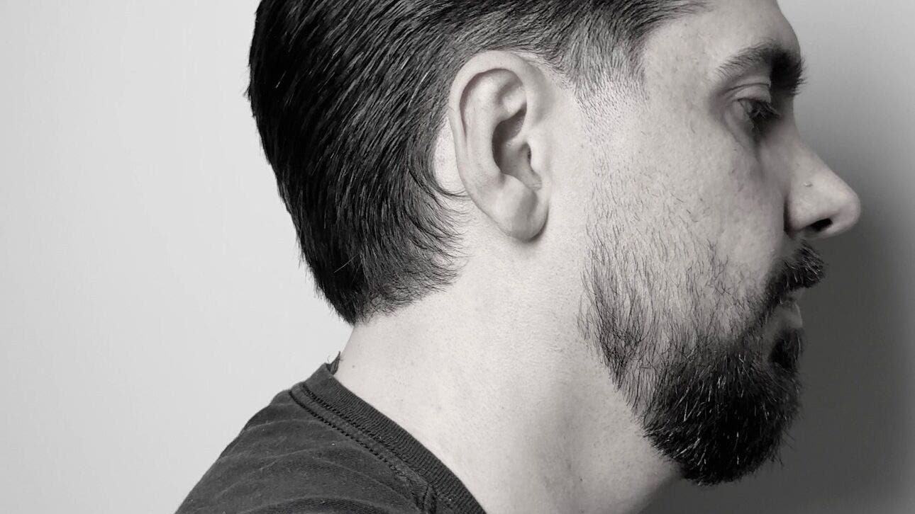 Perfil masculino sofisticado com barba. André Ramos, Ramada, Lisboa, PT.