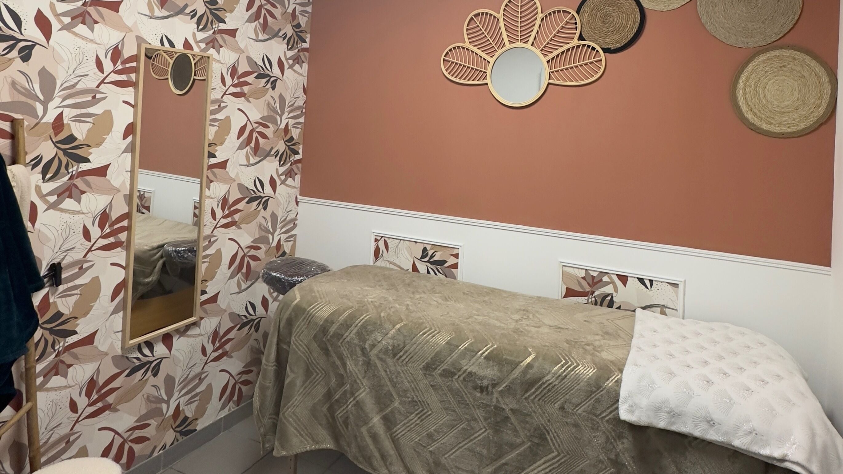 Salle de massage apaisante à L’instant douceur, Maillot, Bourgogne-franche-comté, FR, décorée avec goût.