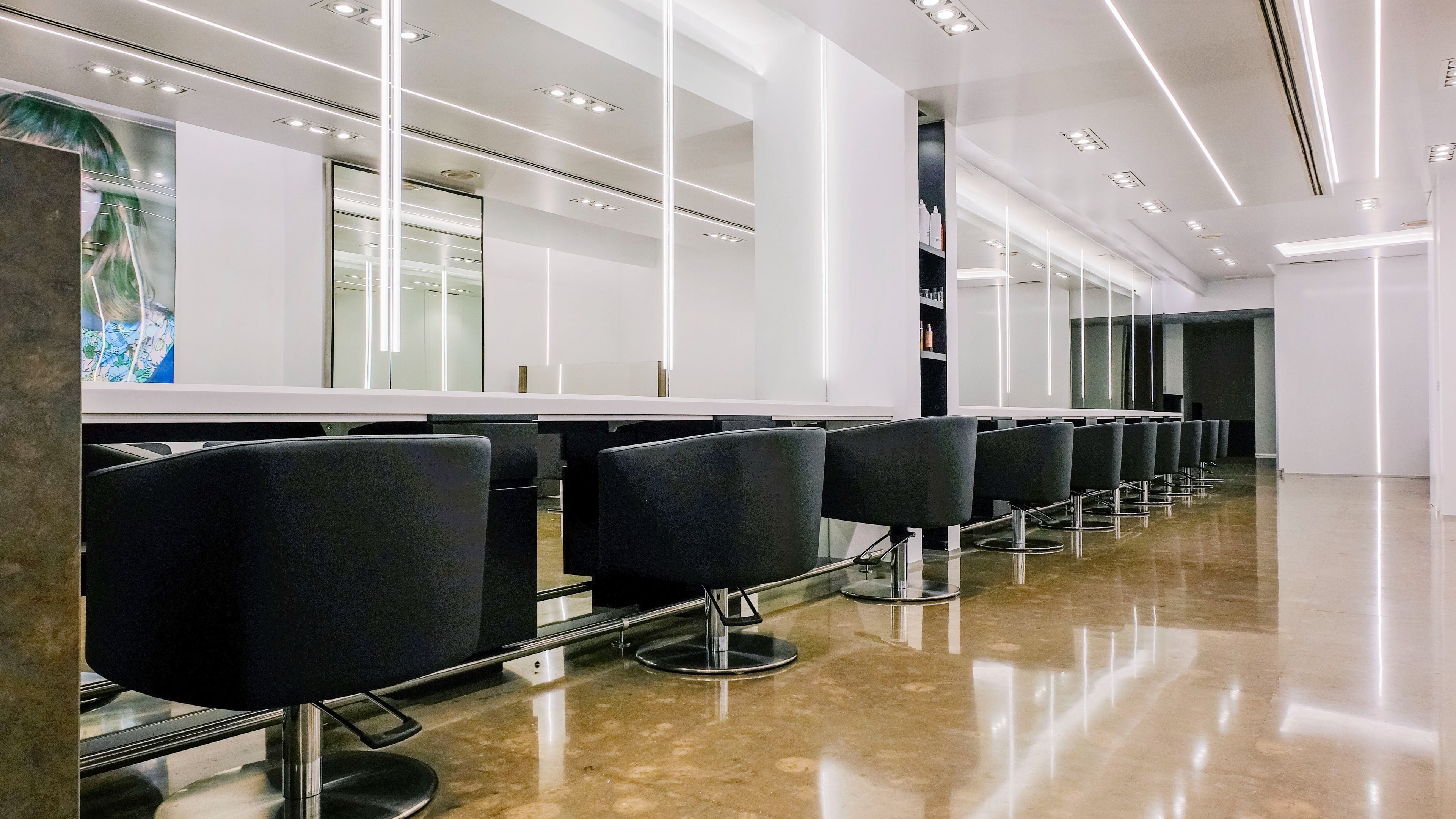 Interior moderno de TONI&GUY Valencia Centro, en València, Comunidad Valenciana, ES, con sillas de salón.