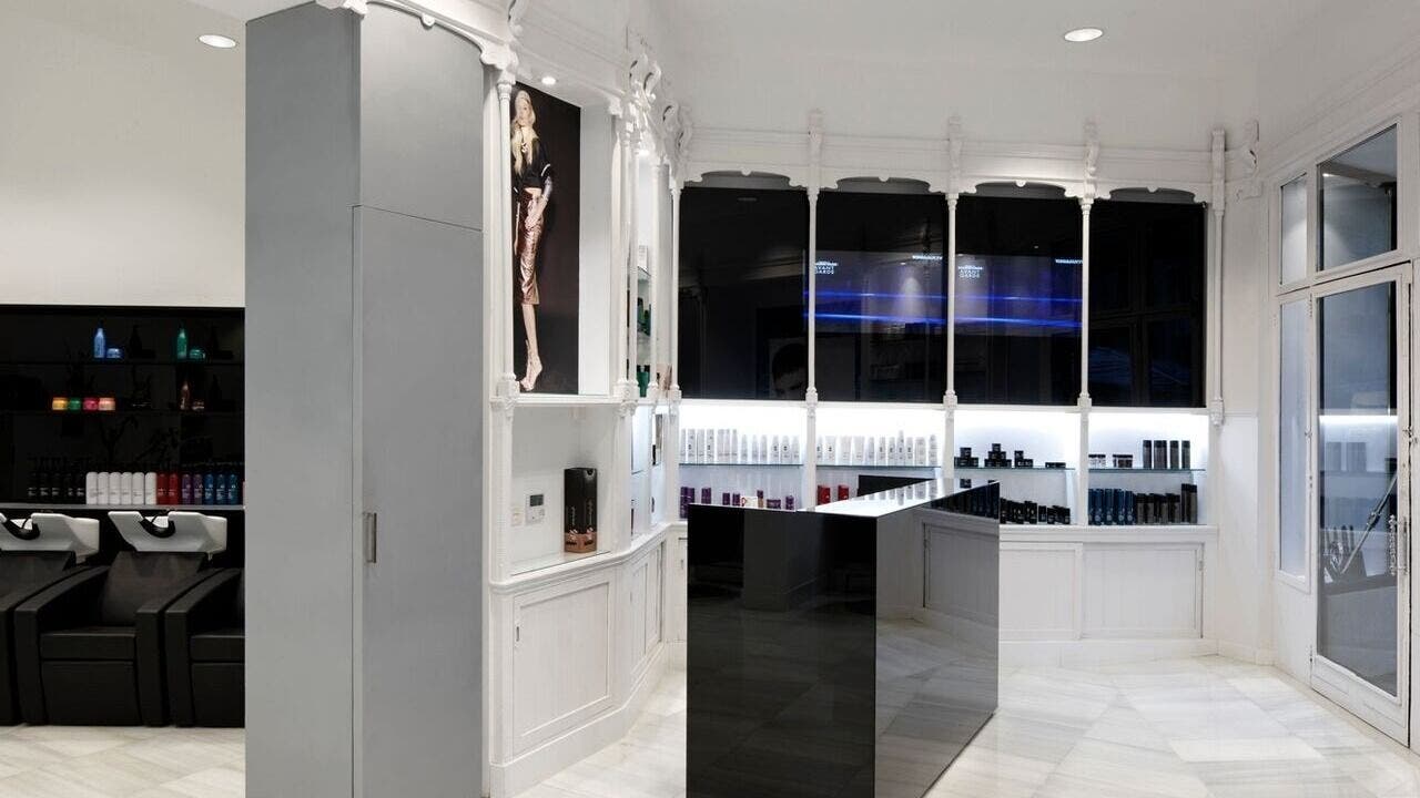 Recepción de TONI&GUY Barcelona, moderna y elegante, ubicada en Barcelona, Catalunya, ES.