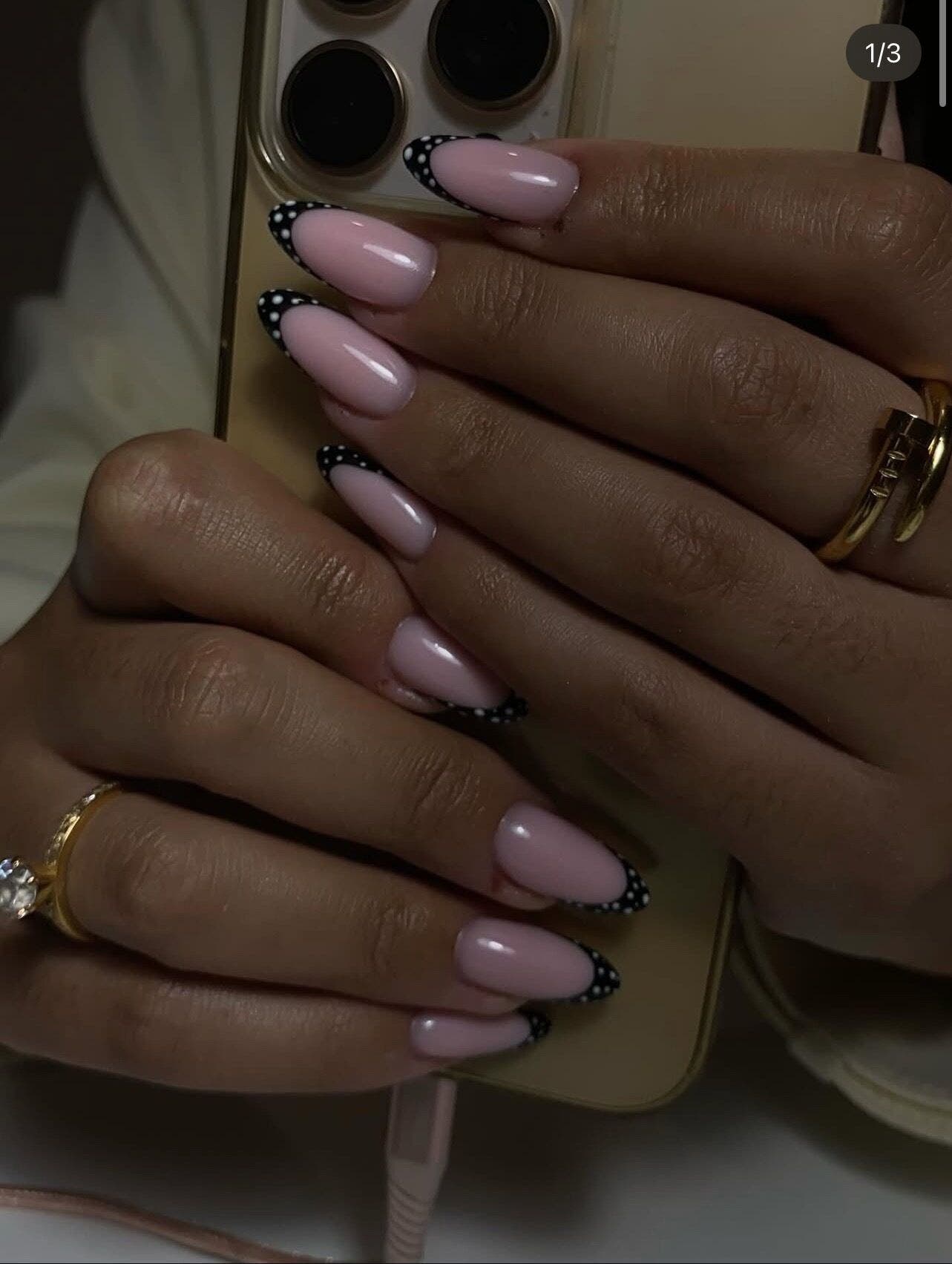 Manucure élégante avec ongles roses et noir chez Ongle Wafa, Villeurbanne, Auvergne-rhône-alpes, FR.