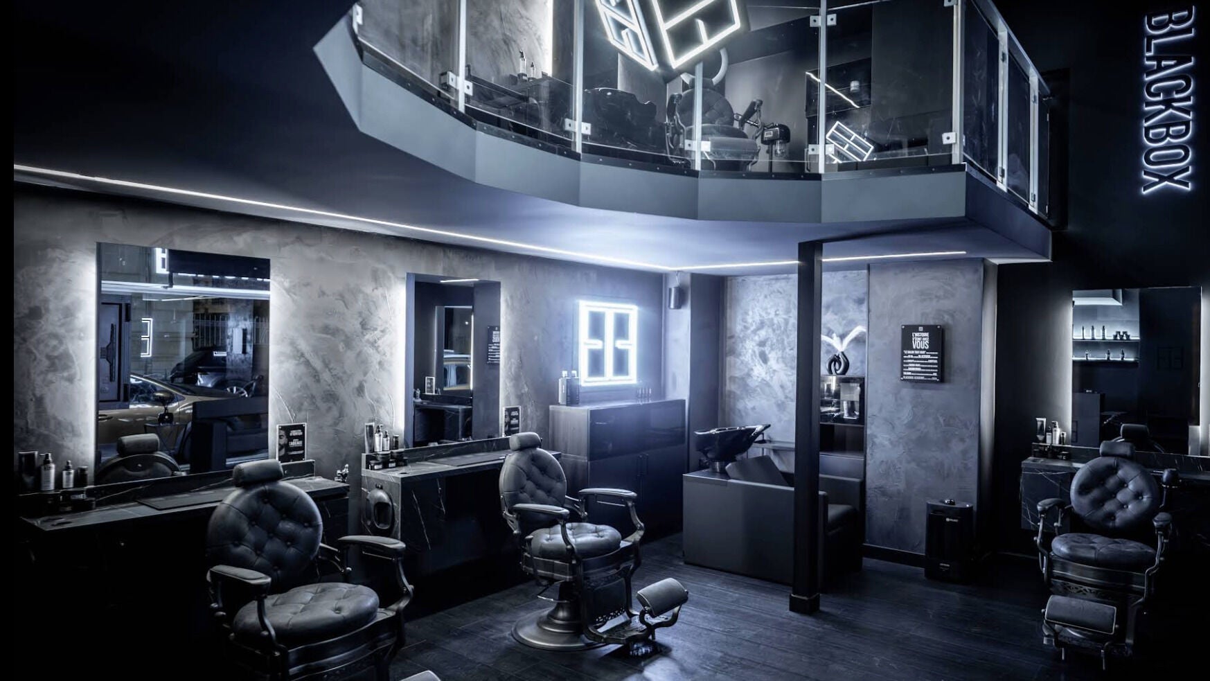 Intérieur élégant du salon BLACKBOX Nice à Nice, Provence-alpes-côte D'azur, FR. Décor raffiné et moderne.