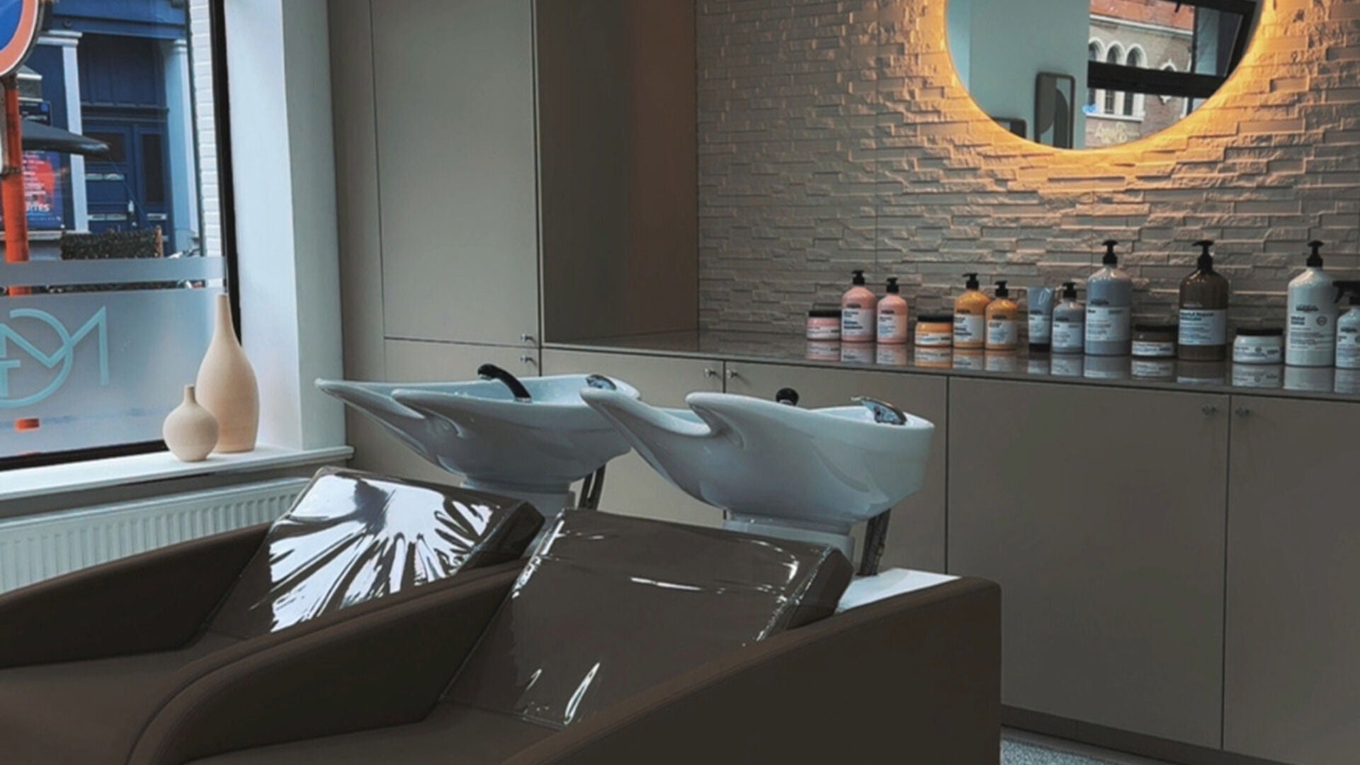 Intérieur moderne et élégant de MG Hairdresser à Schaerbeek, Bruxelles, BE, avec équipement professionnel.