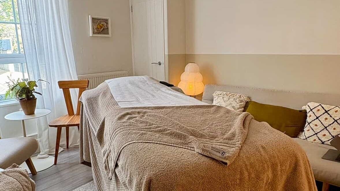 Cozy treatment room at Lymph Luminé - Mobile Service, London, England, GB, with plush linens and soft lighting.