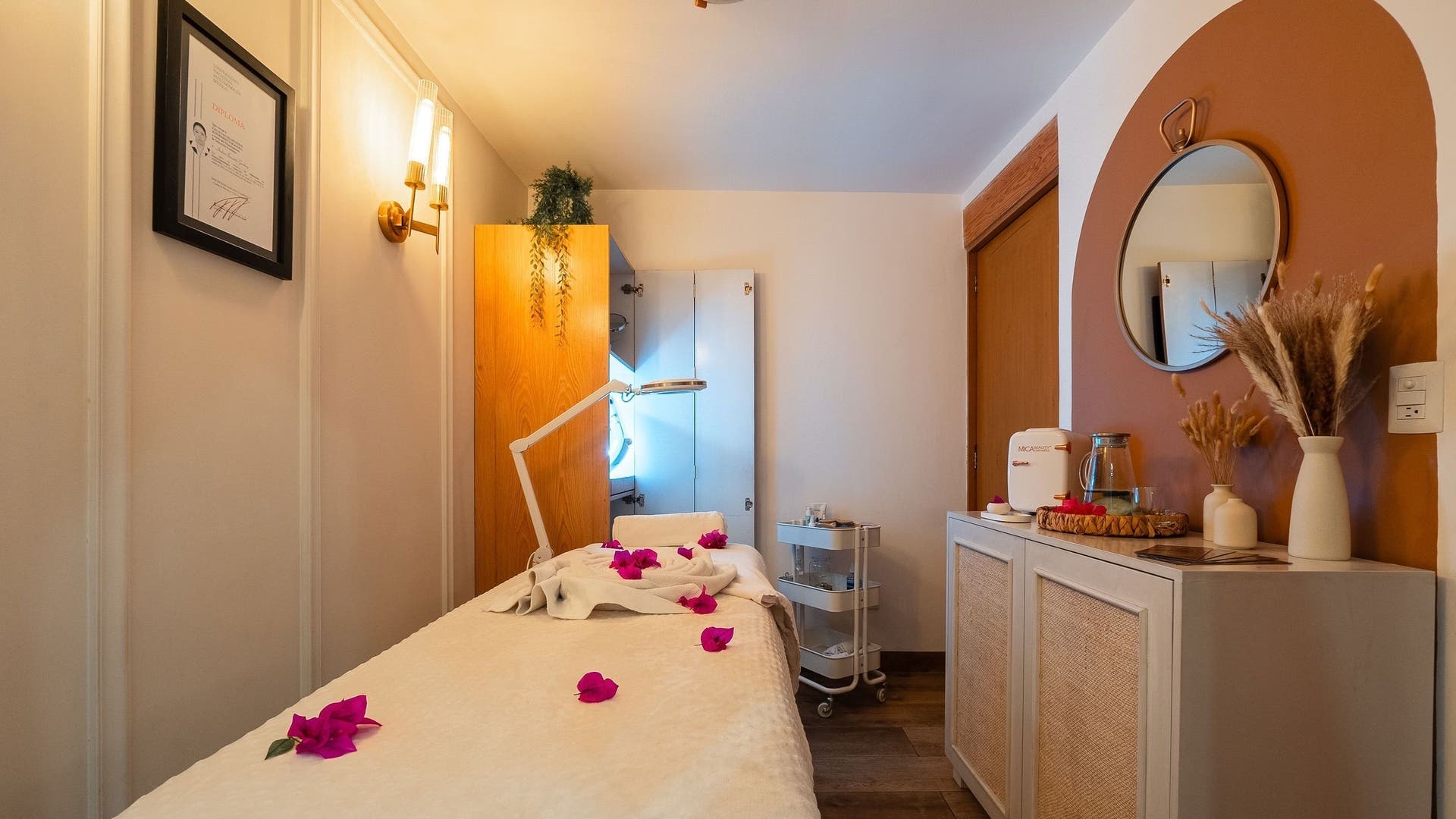 Serene spa room at Dunărea Studio, Ciudad De México, Ciudad De México, MX, featuring a massage table with rose petals.