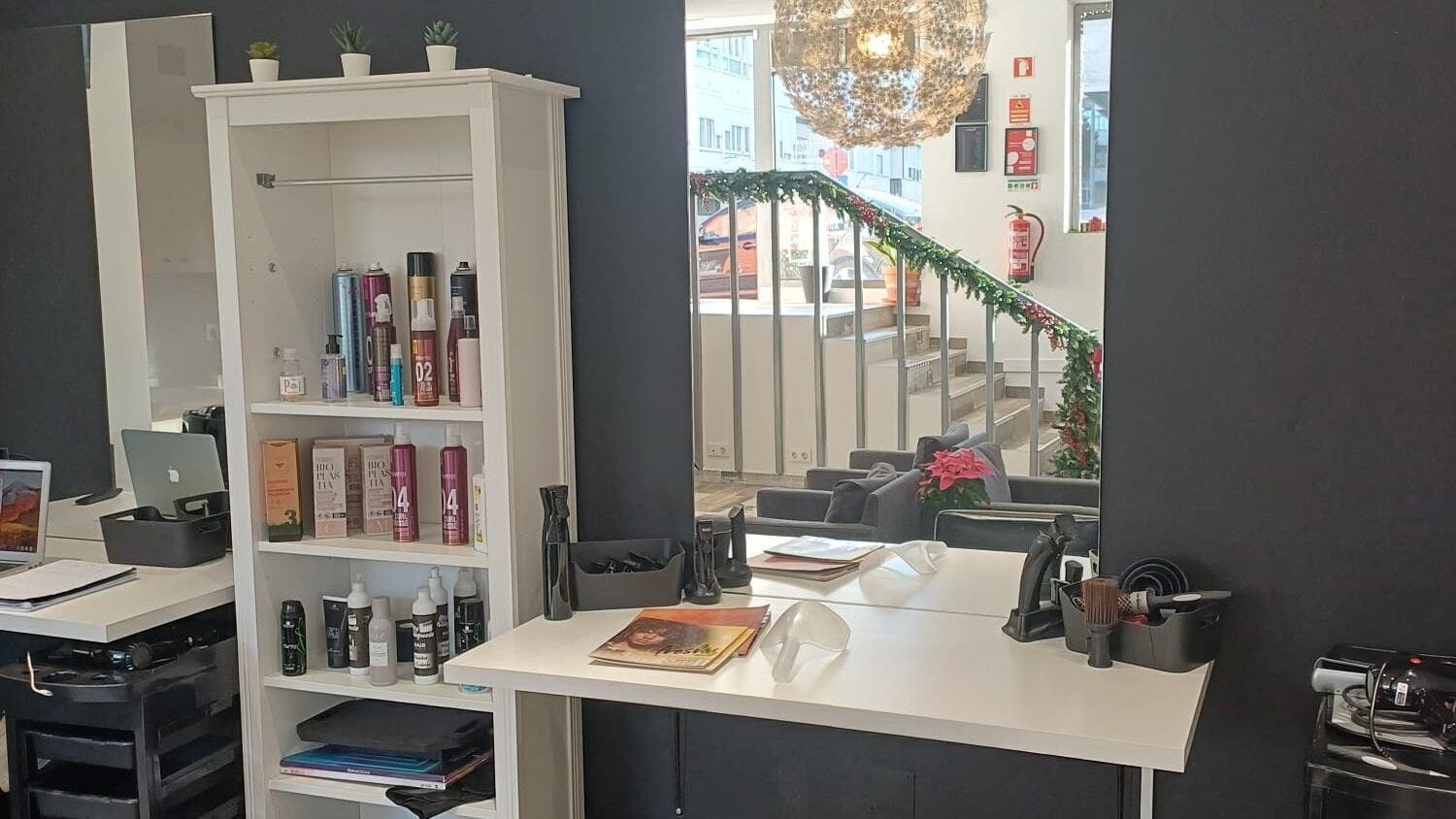 Estação de beleza moderna na SLGlamour, Queijas, Lisboa, PT, com produtos e decoração sofisticada.