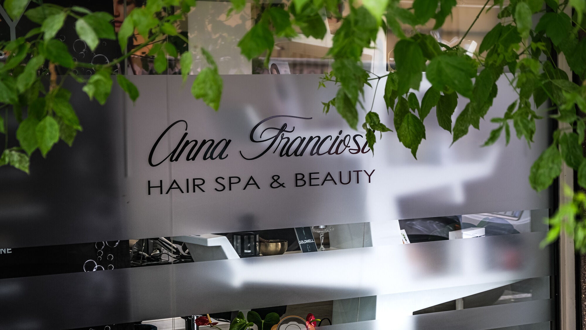 Vetrina di Anna Franciosi Hair Spa & Beauty con decorazioni verdi a Roma, Lazio, IT.