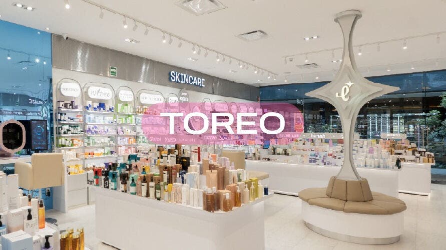 Interior de Euphoria Toreo en Naucalpan De Juárez, Estado De México, con productos de belleza organizados.