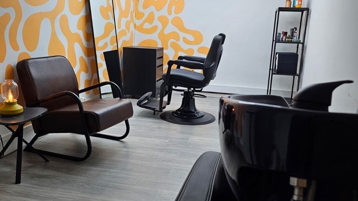 Interior of NEX.US Barber Studio in Lisboa, Lisboa, PT with modern chairs and decorative walls.