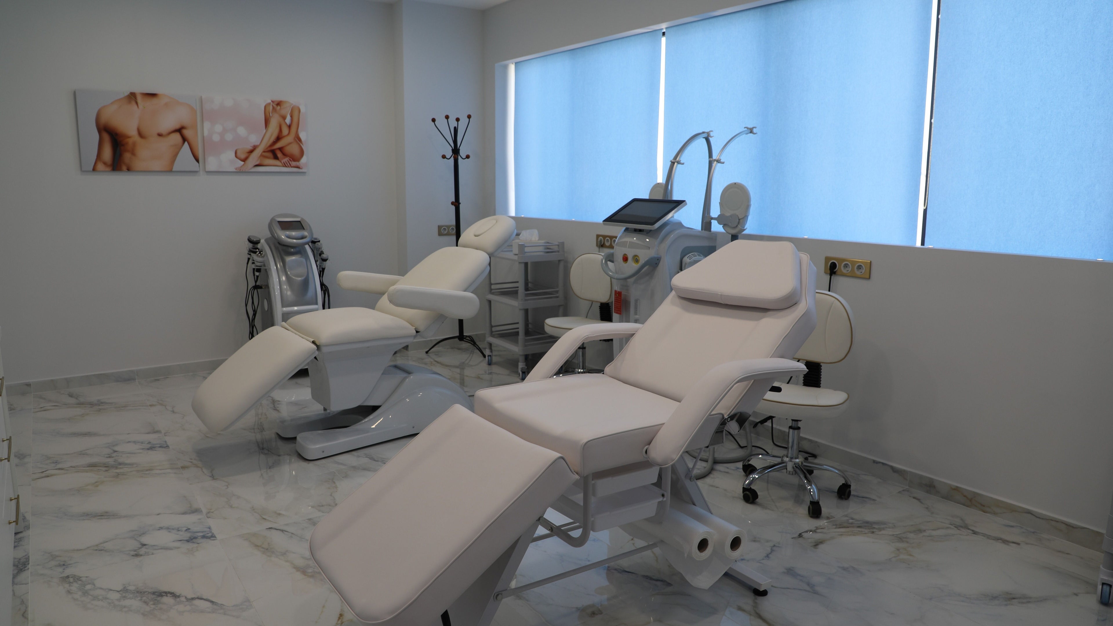 Κομψό σαλόνι θεραπείας στο Laser Lina’s Clinic Center, Ηράκλειο, GR με λευκές καρέκλες ανάκλισης.