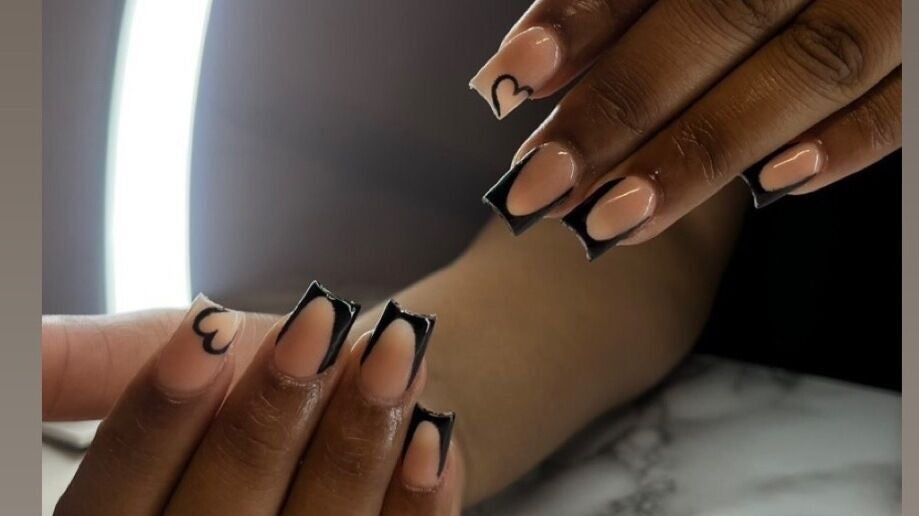 Stijlvolle nagels met zwart hartontwerp bij Nailsby.precious in Pijnacker, Zuid-holland, NL.