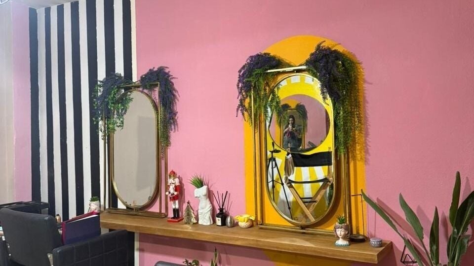 Interior decorado con espejos y plantas en Veranza Beauty Salon, Ciudad Apodaca, Nuevo León, MX.
