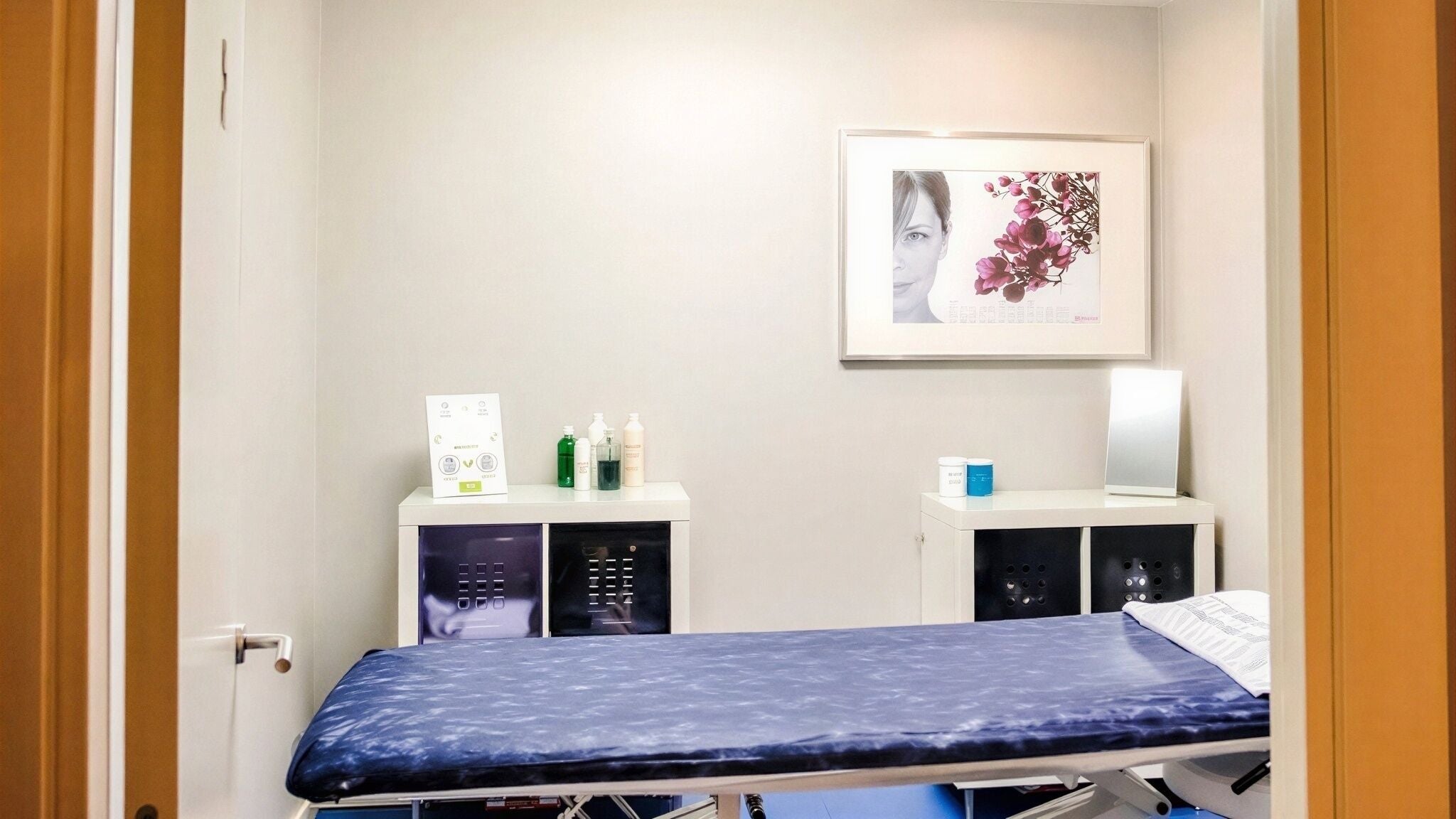 Sala de tratamiento en Benessia & Benestar, Barcelona, Catalunya, ES, con decoración minimalista y camilla azul.