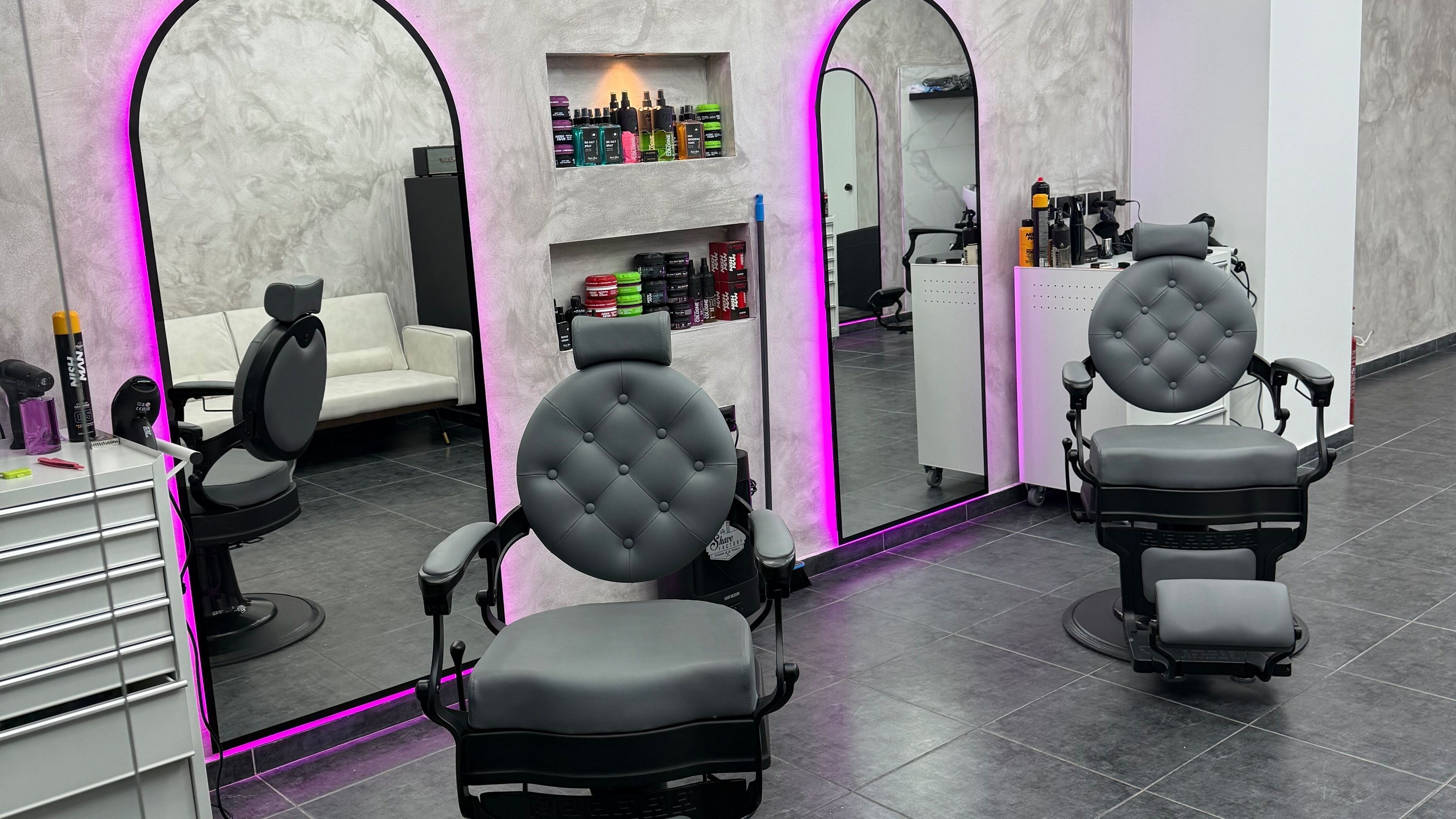 Κομμωτήριο με καθίσματα και καθρέφτες στο BLESSED BARBERSHOP MAKRIGIANNI 137 MOSCHATO, Moschato, Ελλάδα, GR.