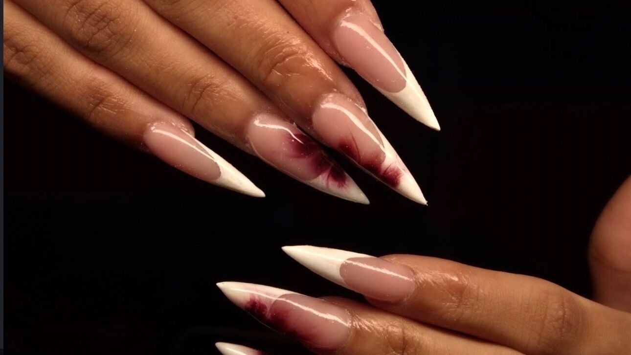 Design unghie stiletto alla moda presso L’Amouré Nails, Watford, England, GB.