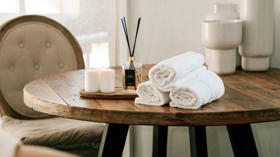 Table en bois avec des serviettes blanches et diffuseur à YJY MASSAGE, Biot, Provence-alpes-côte D'azur, FR.