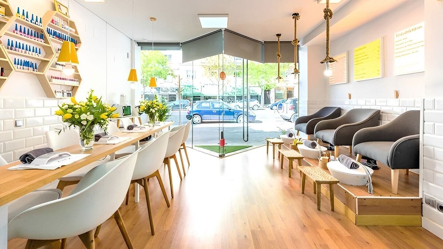 Interior moderno de La Esmaltería Serrano en Madrid, Comunidad De Madrid, ES. Espacio acogedor y luminoso.