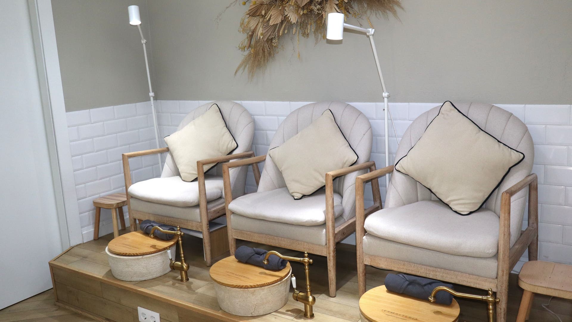 Zona de pedicura elegante en La Esmaltería Viriato, Madrid, Comunidad De Madrid, ES.