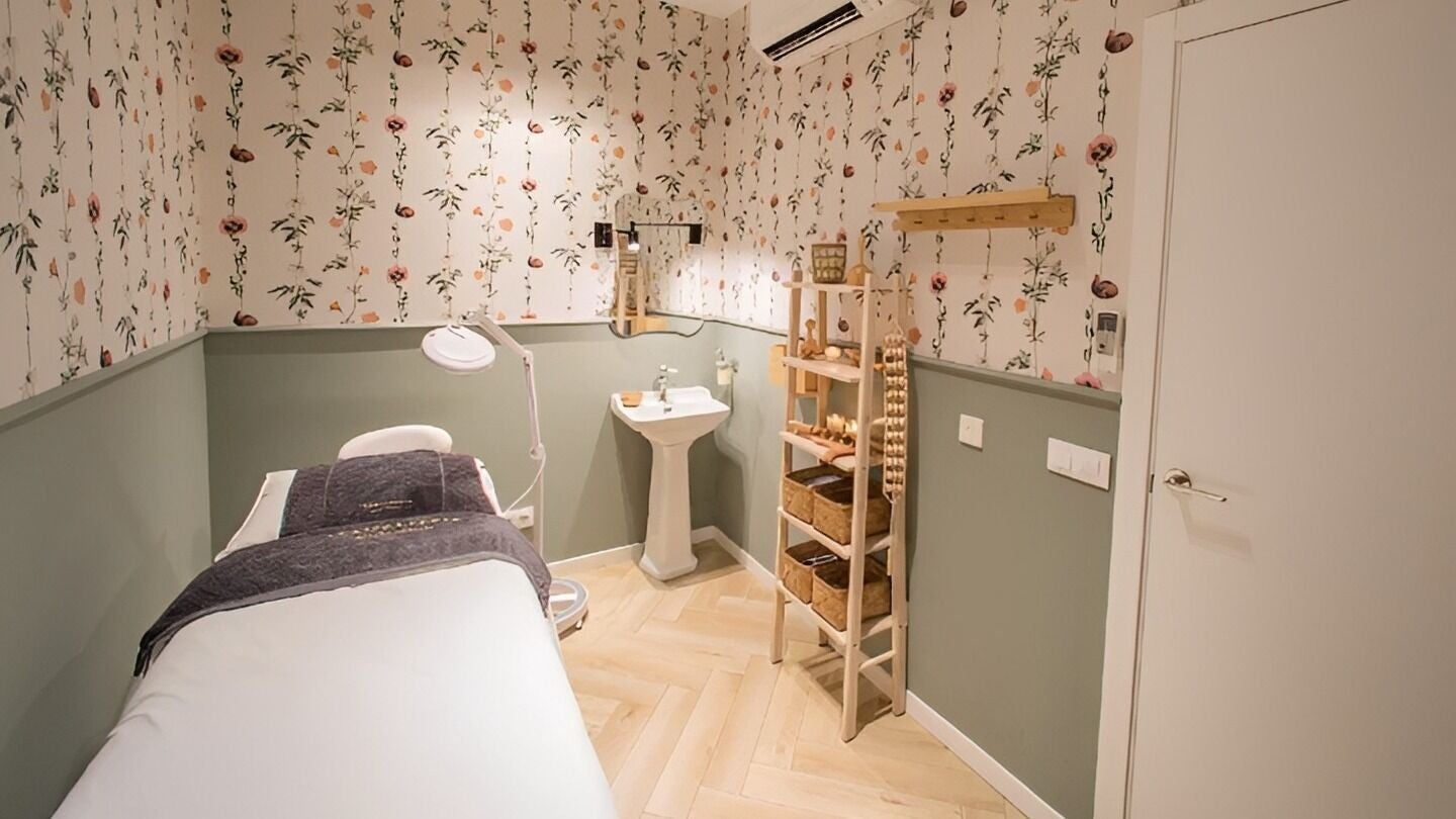 Sala de tratamiento en La Esmaltería Boadilla, Boadilla Del Monte, Comunidad De Madrid, ES, con decoraciones florales.
