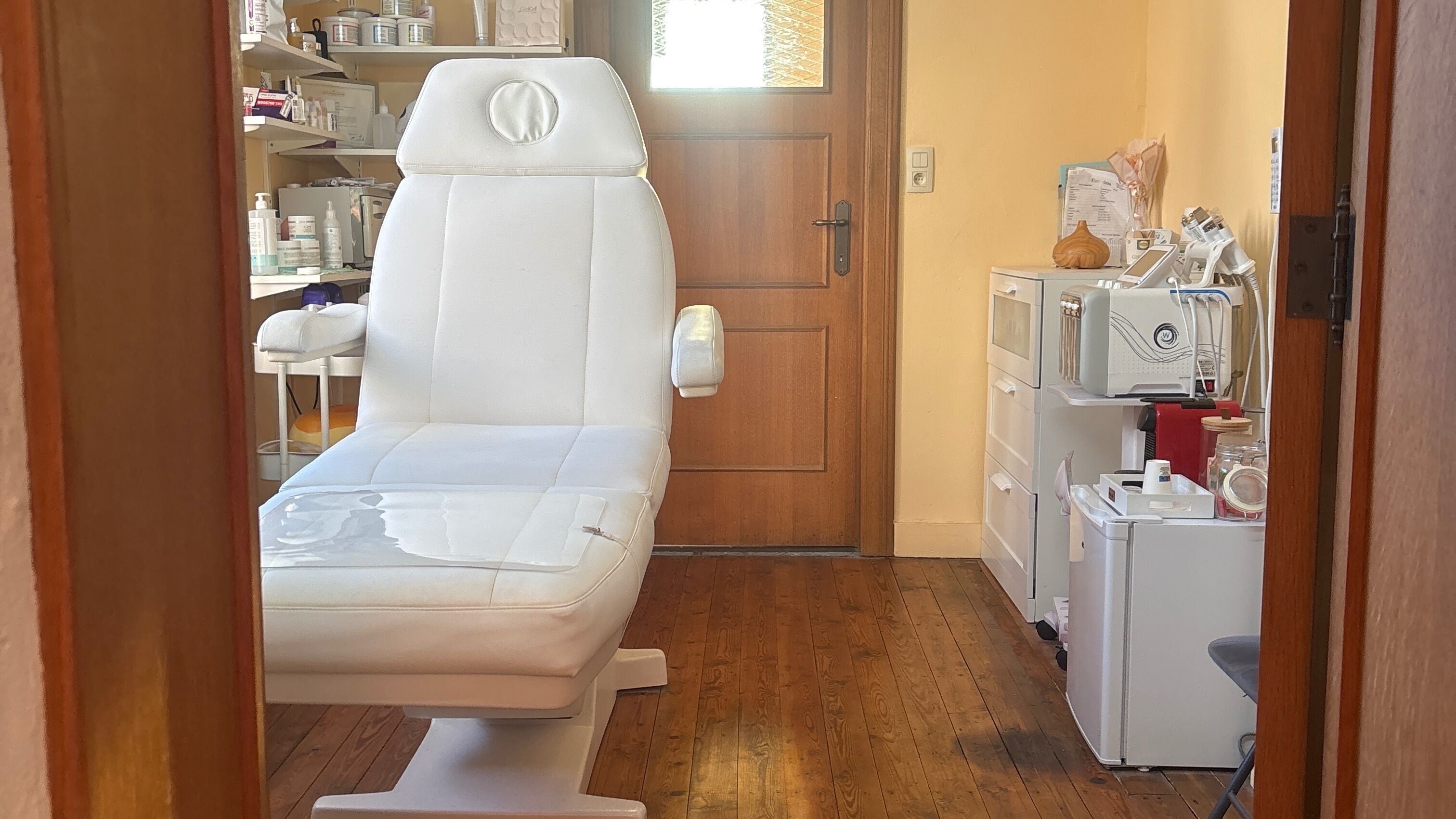 Gezellige behandelkamer bij Beauty by Kris in Wommelgem, Vlaanderen, BE met comfortabele witte stoel.