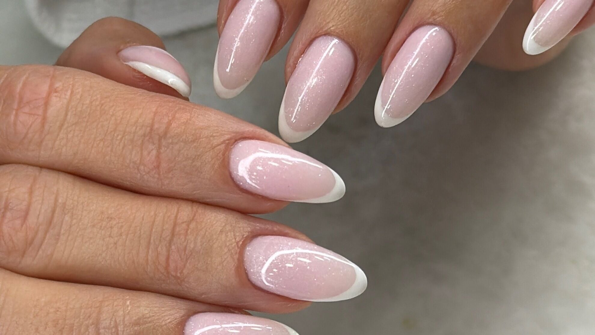 Manucure élégante en gel rose et blanc à JETSET, Tanger, MA.