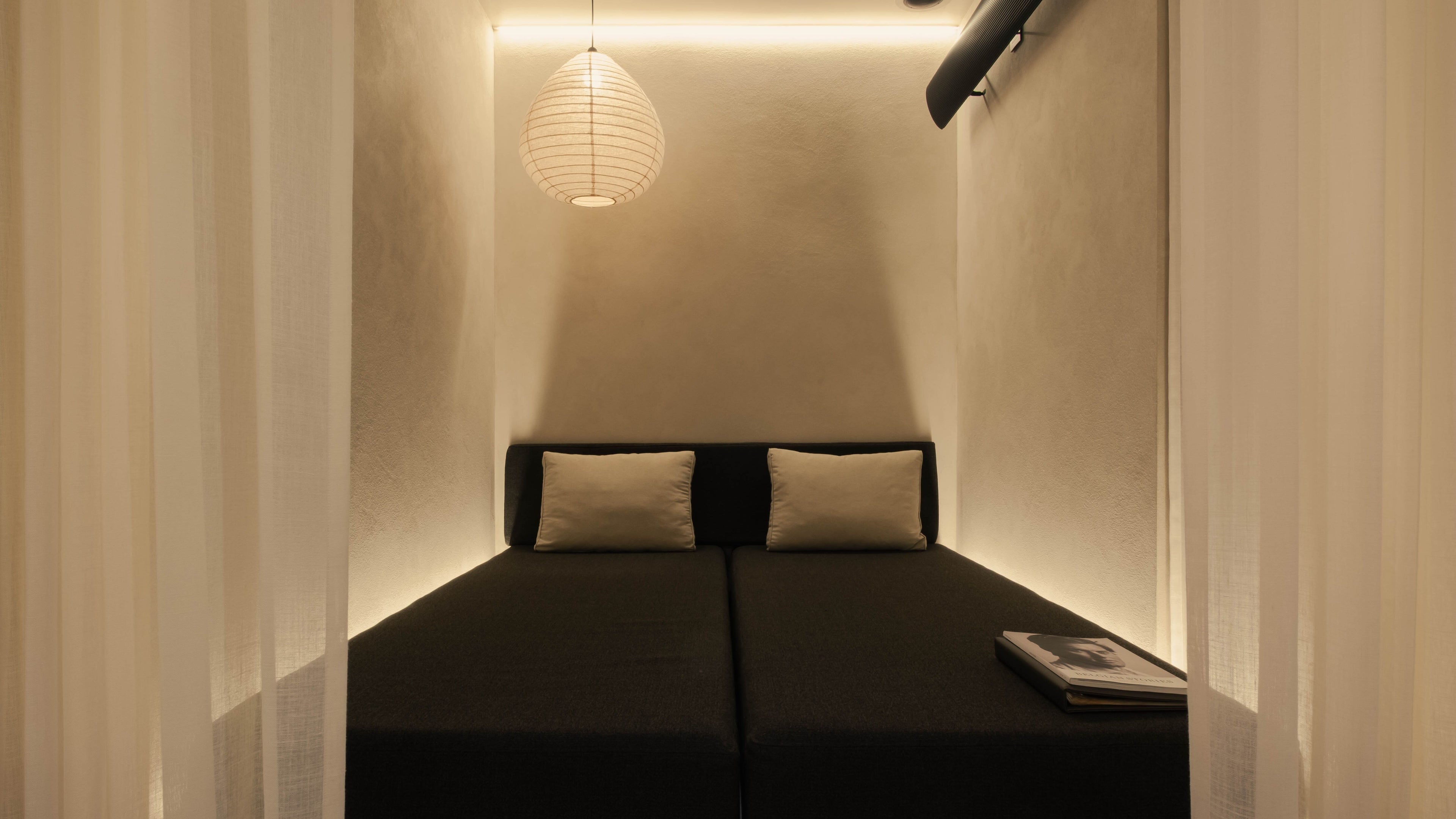 Espace de détente élégant chez NEVA WELLNESS & SPA à Ixelles, Bruxelles, BE.