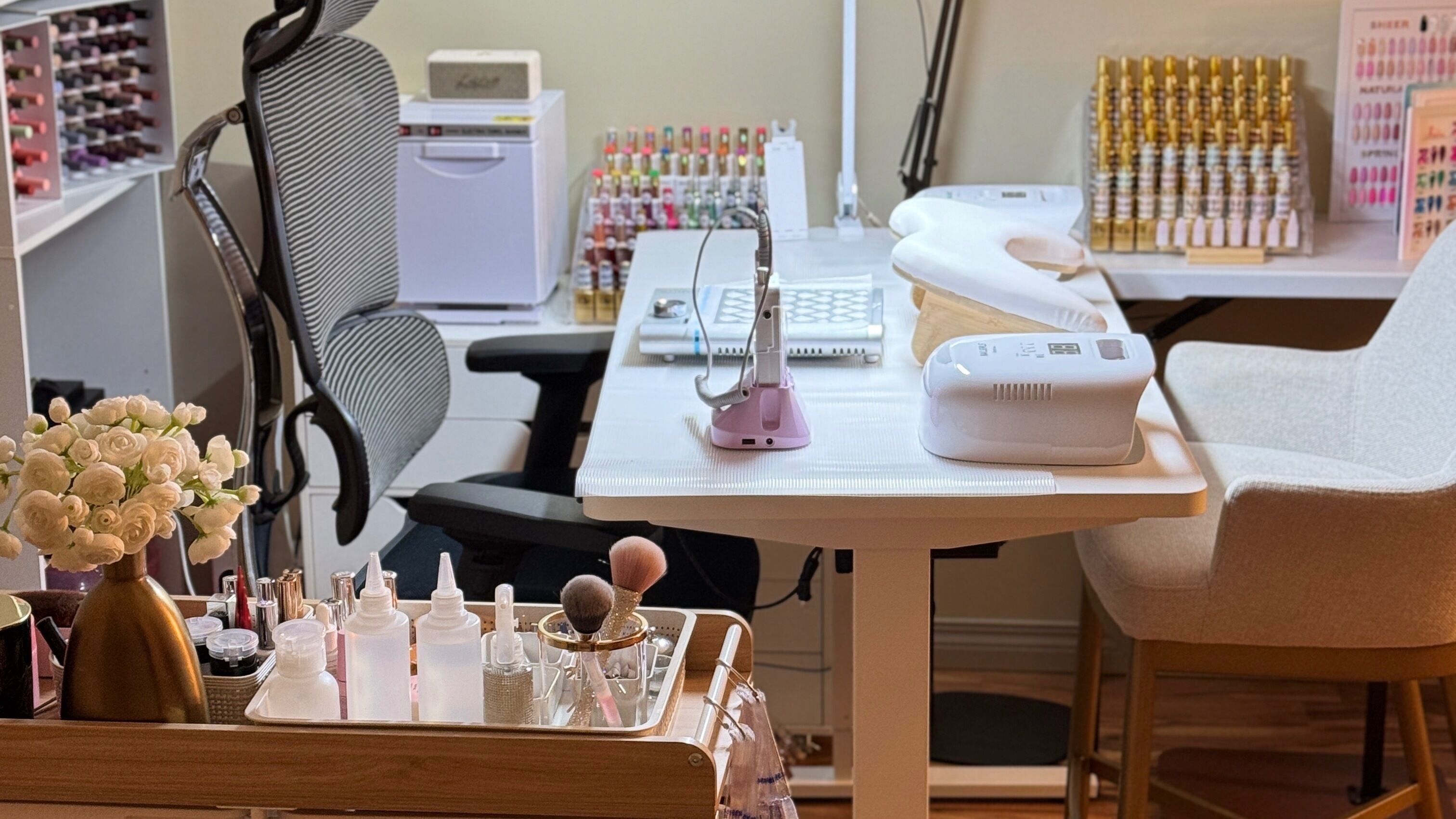 Bàn làm móng hiện đại tại Blissnailstudio ở Grasswood, Saskatchewan, CA với dụng cụ và trang trí hoa.