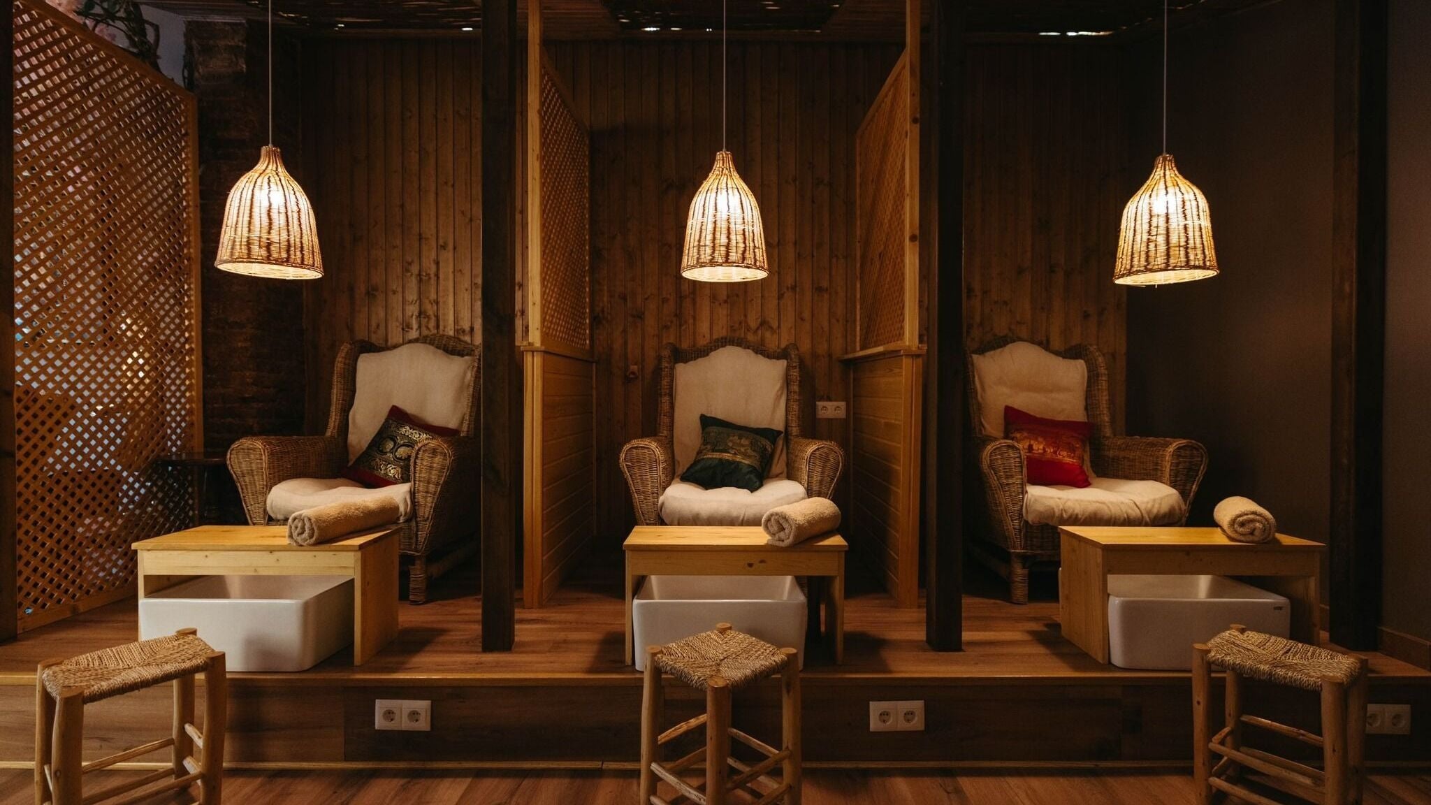 Área de relajación en Born Massage & Beauty, Barcelona, Catalunya, ES, con sillas cómodas y decoración cálida.
