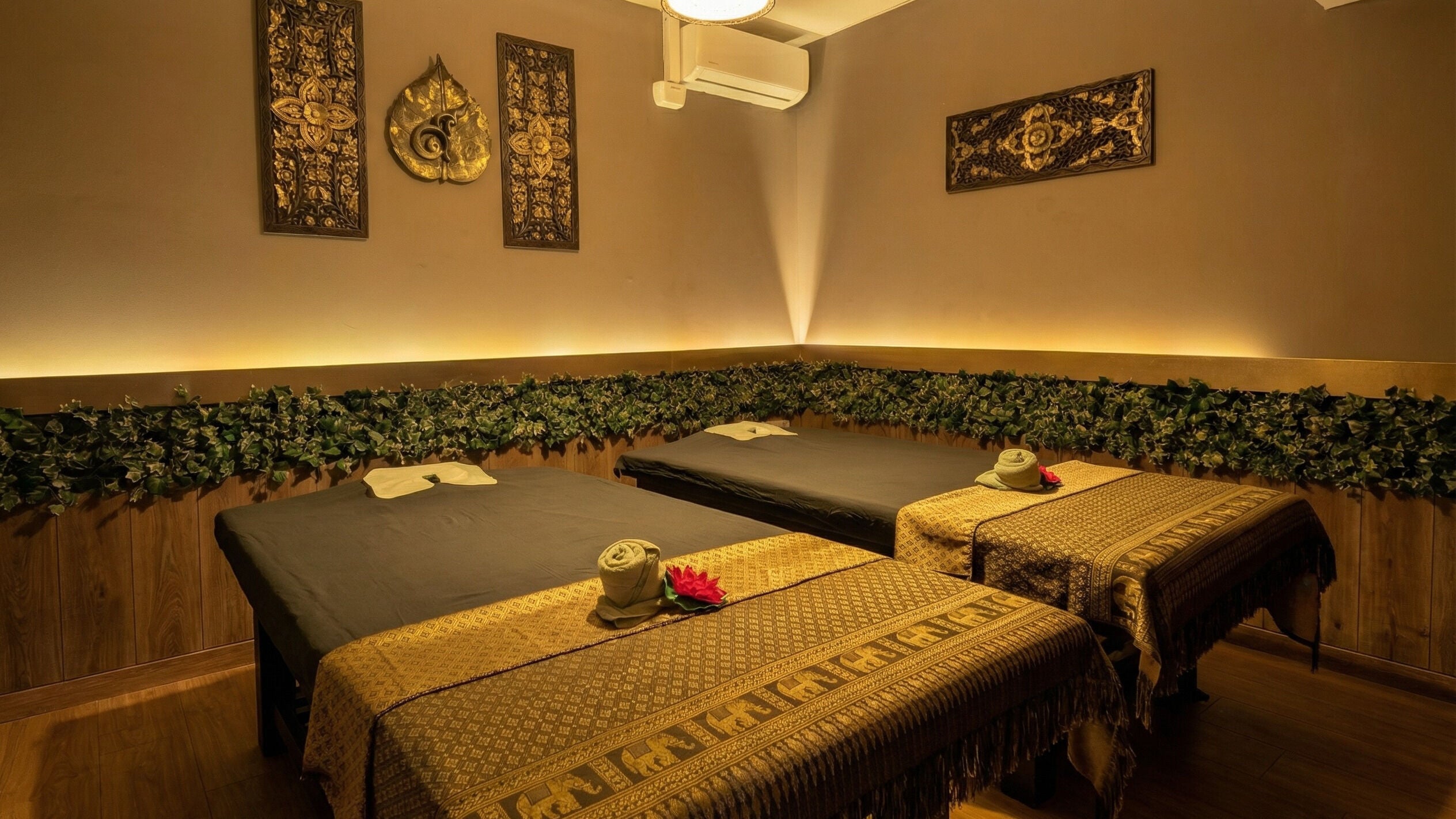 Sala de masaje en Bangkok Thai Massage, Barcelona, Catalunya, ES, con decoración tradicional asiática.
