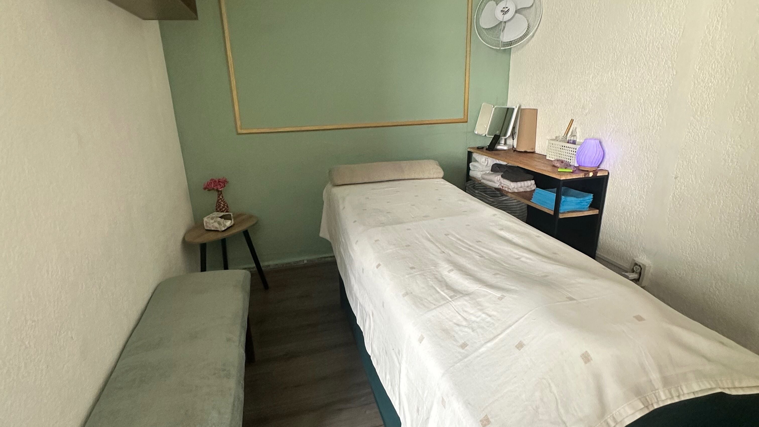 Sala de masajes en Mahal Spa, Ciudad De México, MX, con cama y decoración elegante.