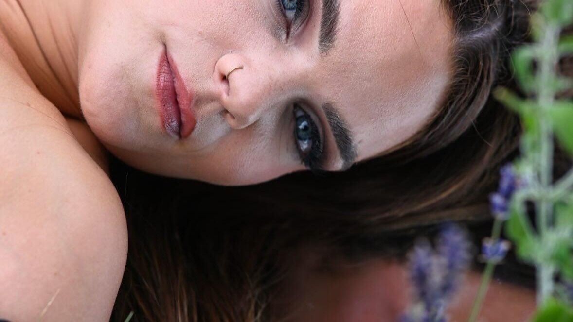 Close-up portret van een ontspannen vrouw bij Meraki Studio in Geel, Vlaanderen, BE.
