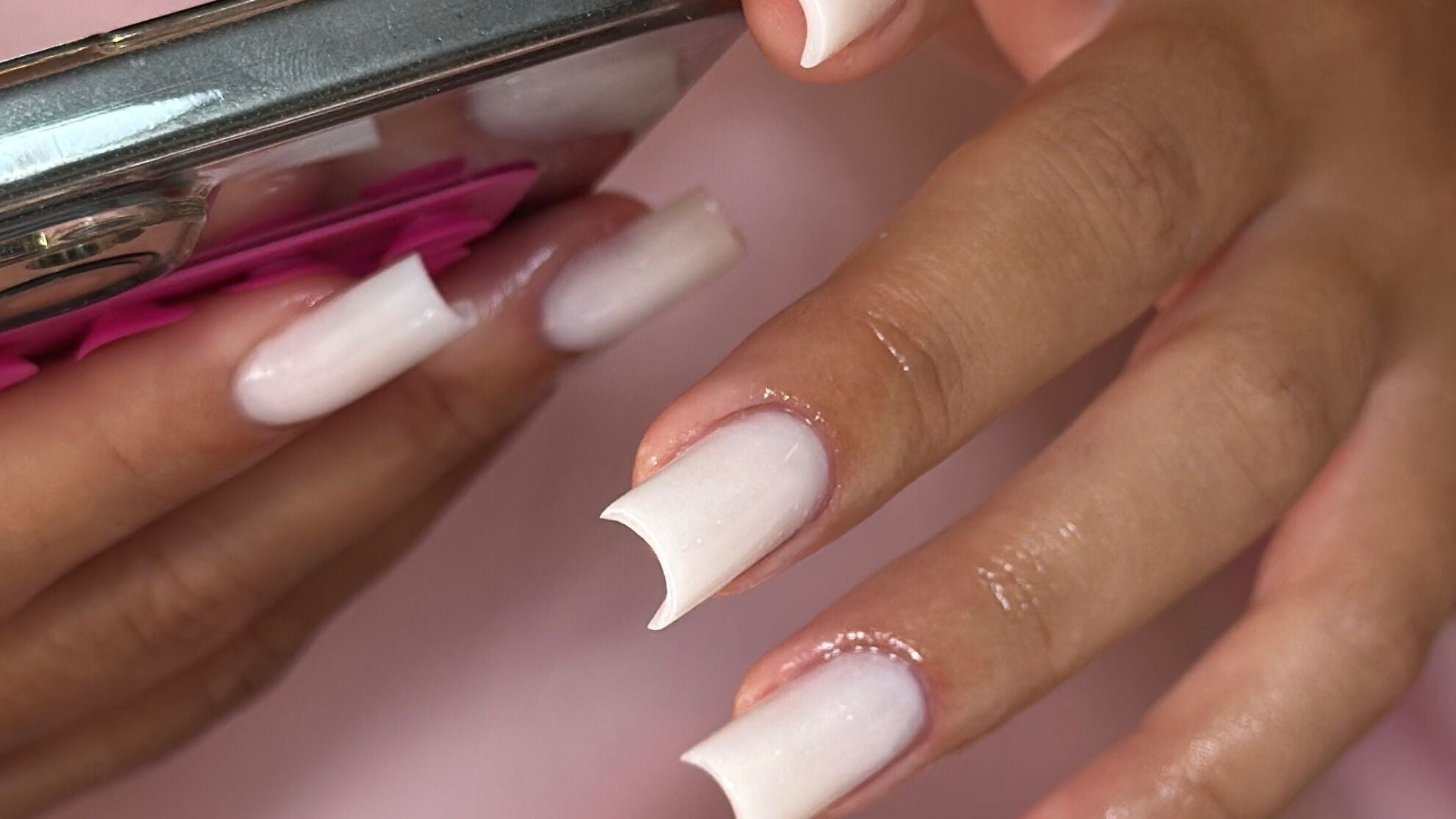 Unhas elegantes com acabamento perfeito no Beauty by Nayah em Amora, Setúbal, PT.
