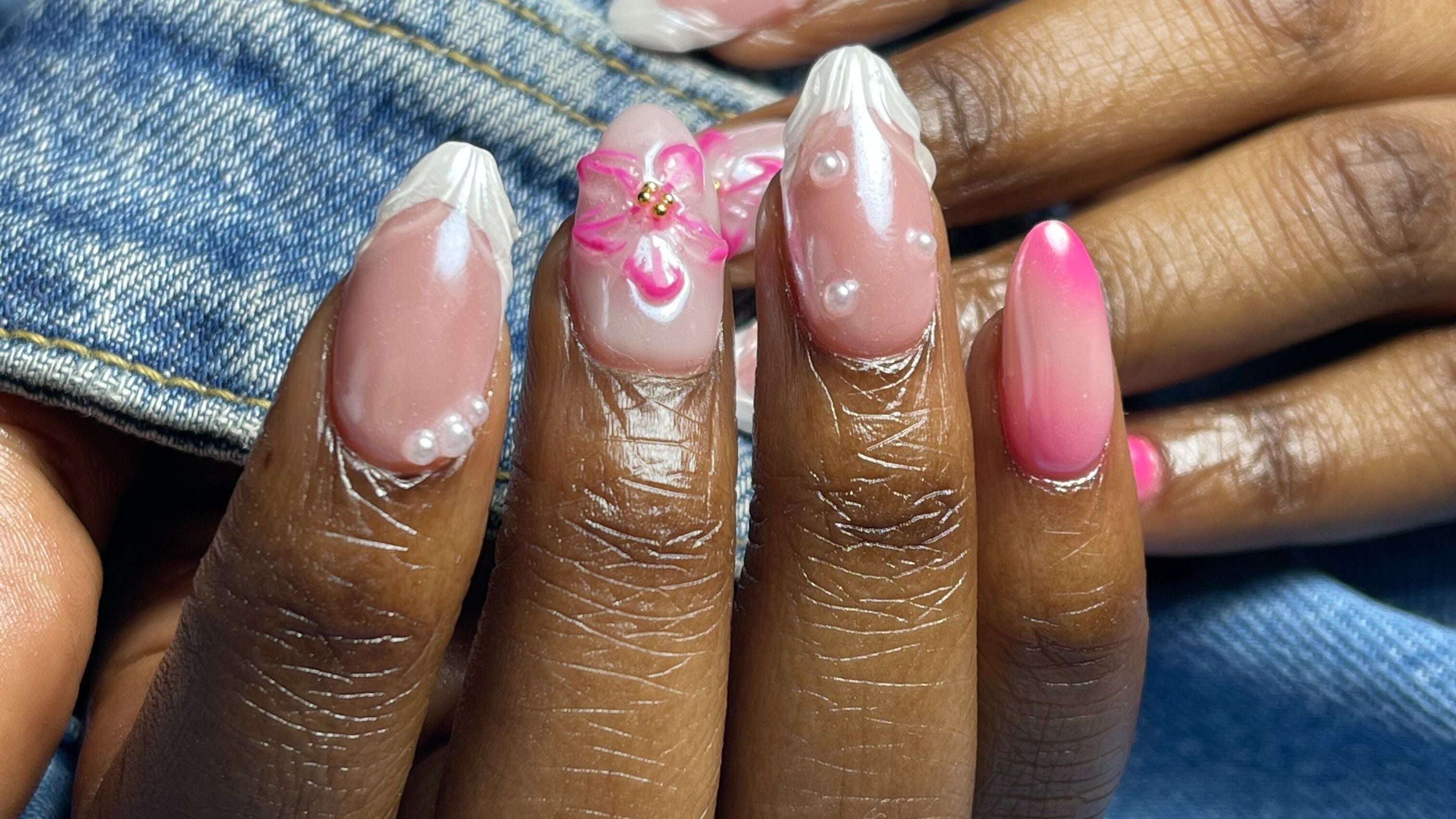 Elegante nagelkunst bij Tee's Nail Corner in Den Haag, Zuid-holland, NL met bloemen en parels.