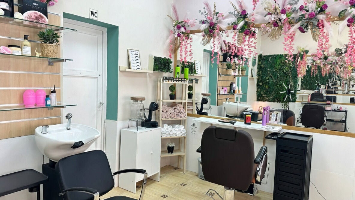Interior de Estudio De Belleza Cejas De Muñeca en Madrid, Comunidad De Madrid, ES, decorado con flores.