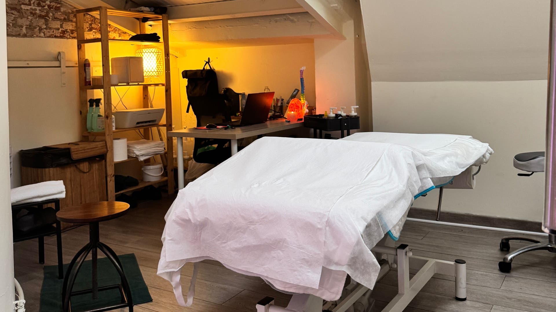 Espacio de masaje de Masaje - ARomaMatSens - Calle Hermosilla 56, Madrid, ES. Ambiente relajante y acogedor.